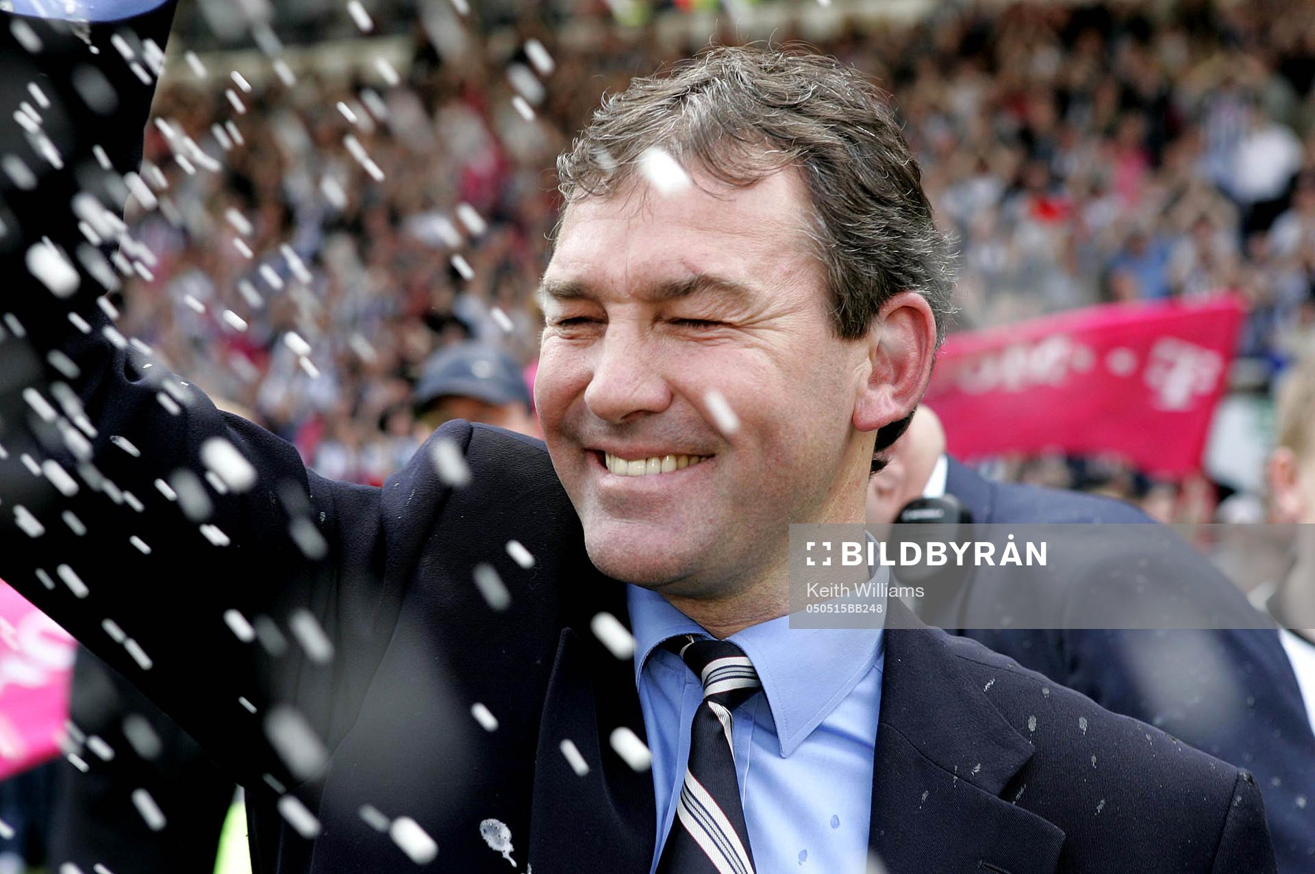  Bryan Robson, Manager West Bromwich (Jubel)