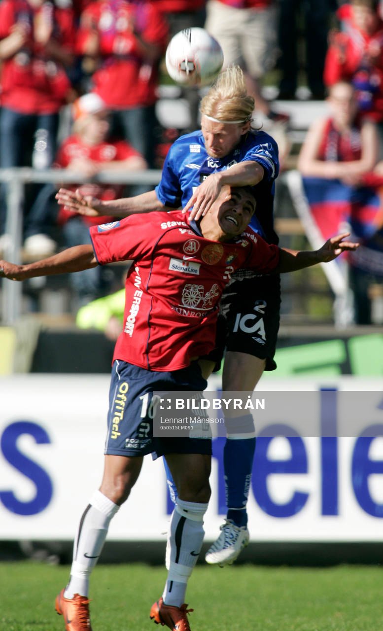 Per Johansson trycker till Ailton Almeida i en nickduell