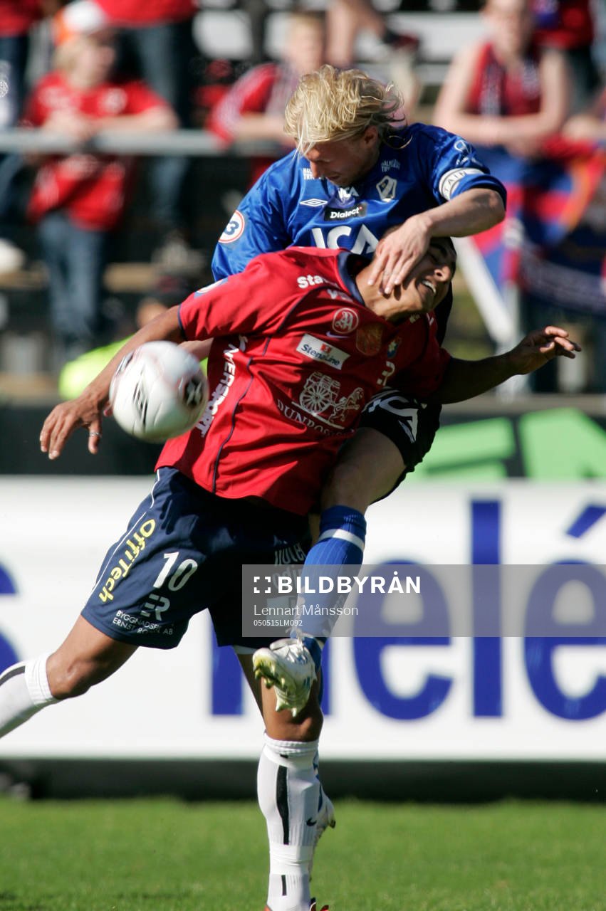 Per Johansson trycker till Ailton Almeida i en nickduell