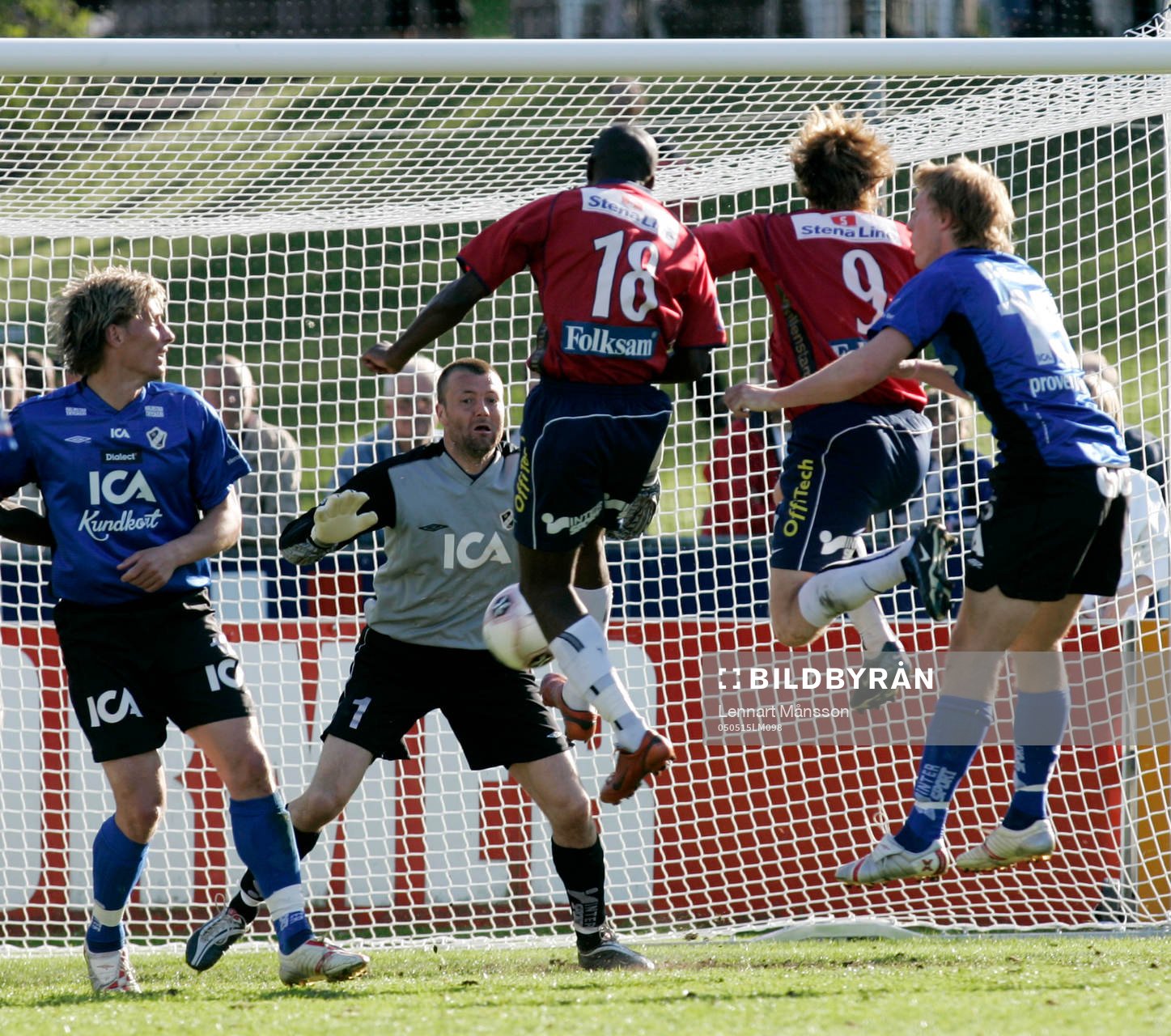 Valter Tomaz Jr skjuter mot Conny Johansson i Halmstads mål