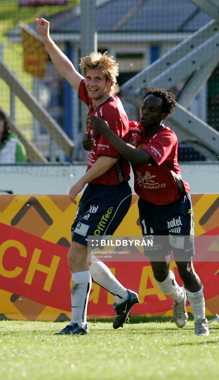 Tuomas Uusimäki jublar och grattas av Christian Hemberg