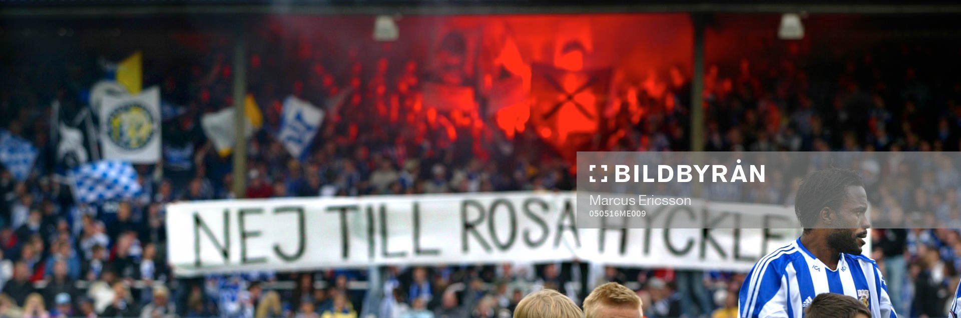 Fotboll, Allsvenskan, Göteborg - Helsingbrog: Under lagen entre höll Göteborgsklacken upp en banderroll med texten Nej Till Rosa Hyckleri. Och Peter Ijeh spelade utan sitt rosa band på armen.