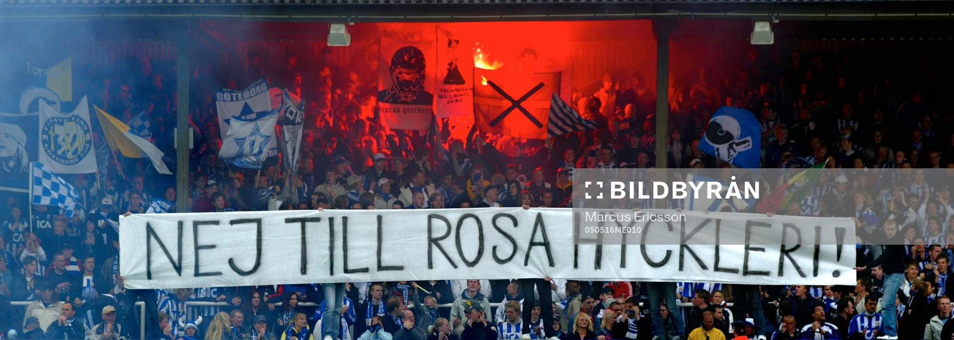 Göteborgsklacken håller upp en banderroll med texten Nej