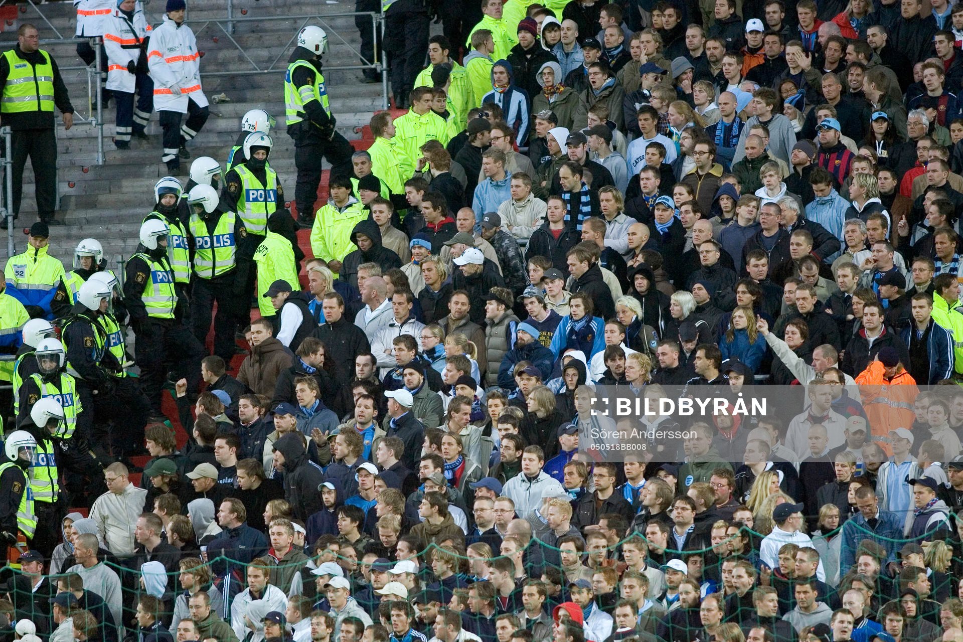 En Djurgårdssupporter pekar finger åt polisen