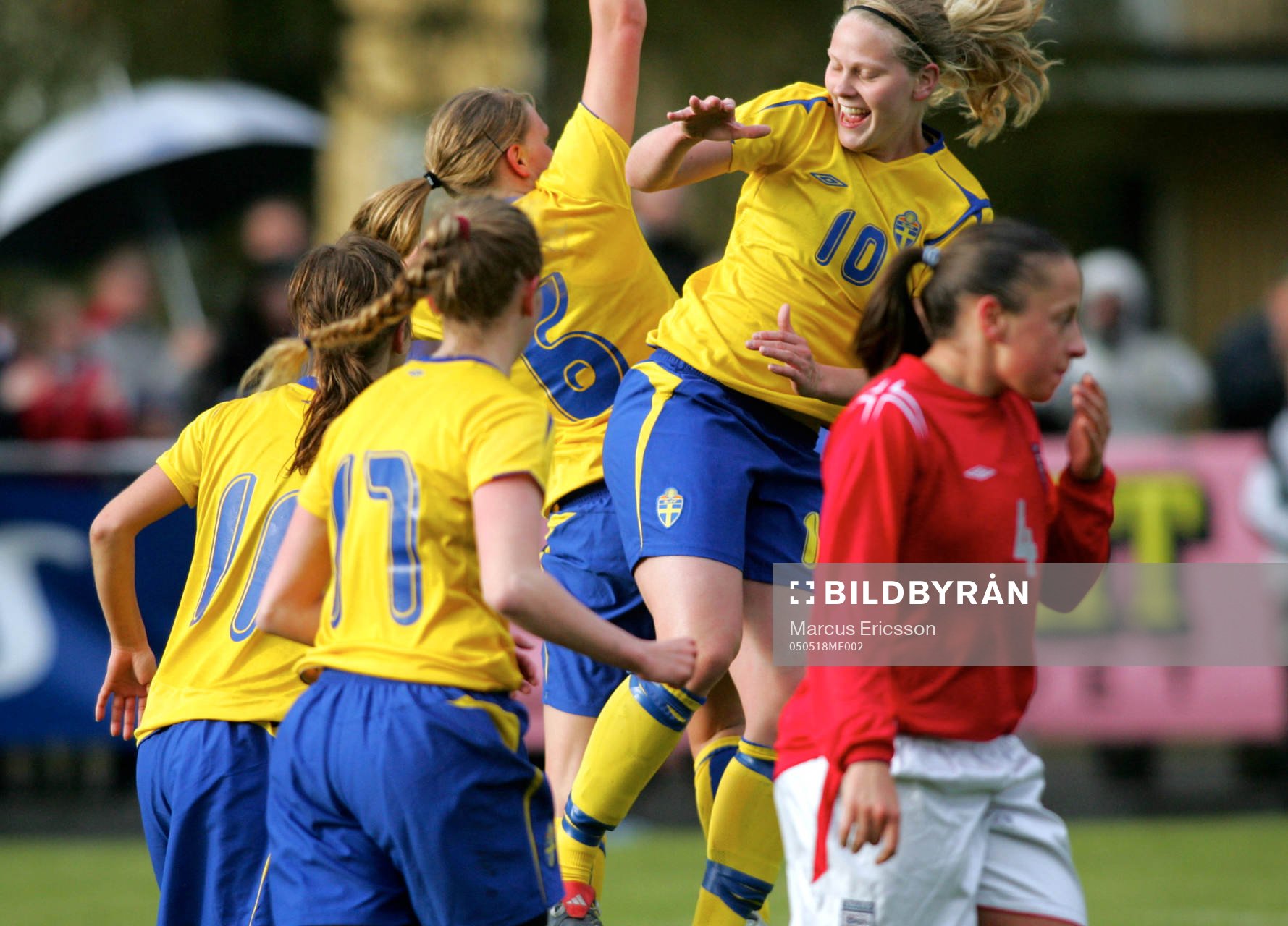 Fotboll, Landskamp, F19, Sverige - England: Jubel i Sverige efter att Anna Bodén kvitterat till 1-1