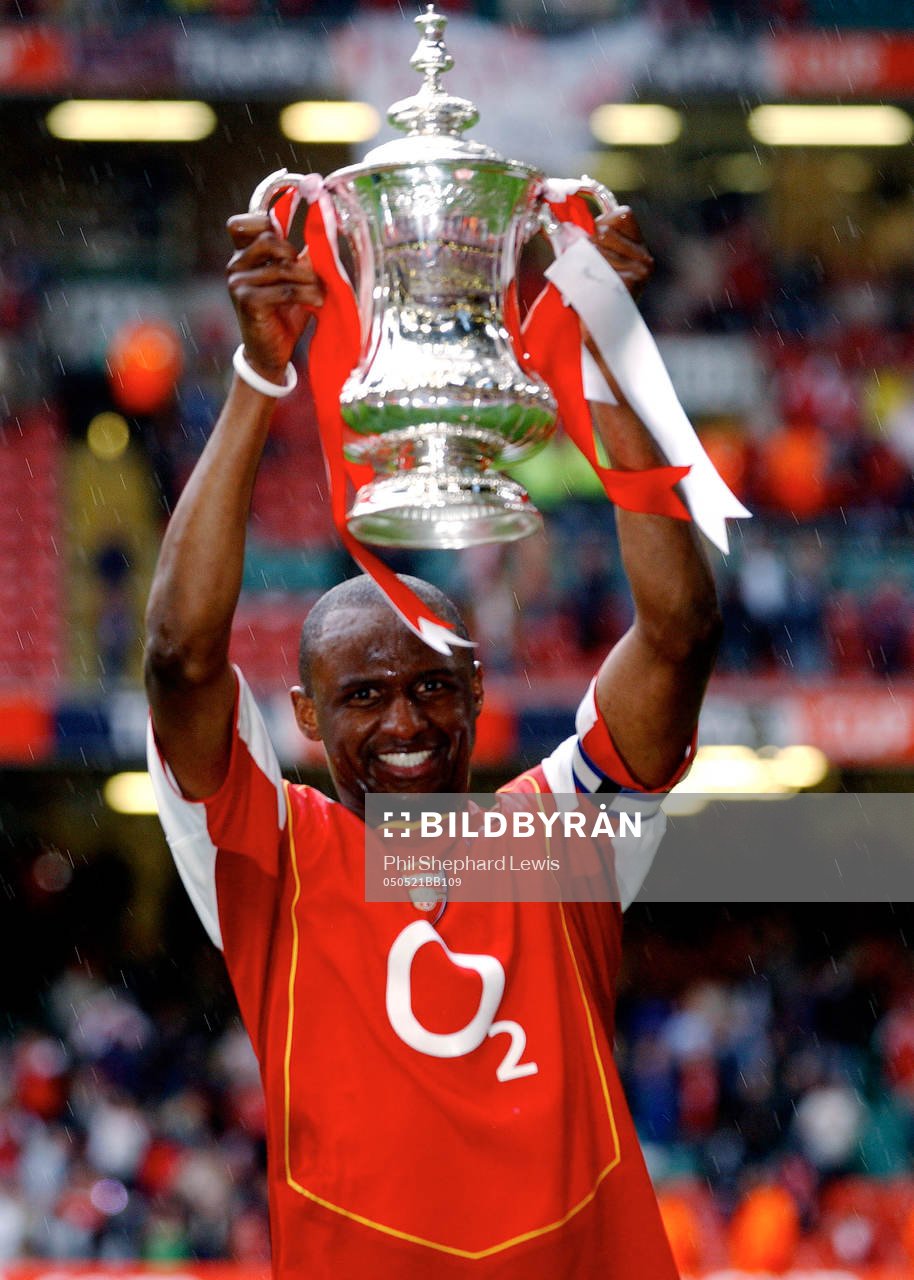 Patrick Vieira med pokalen