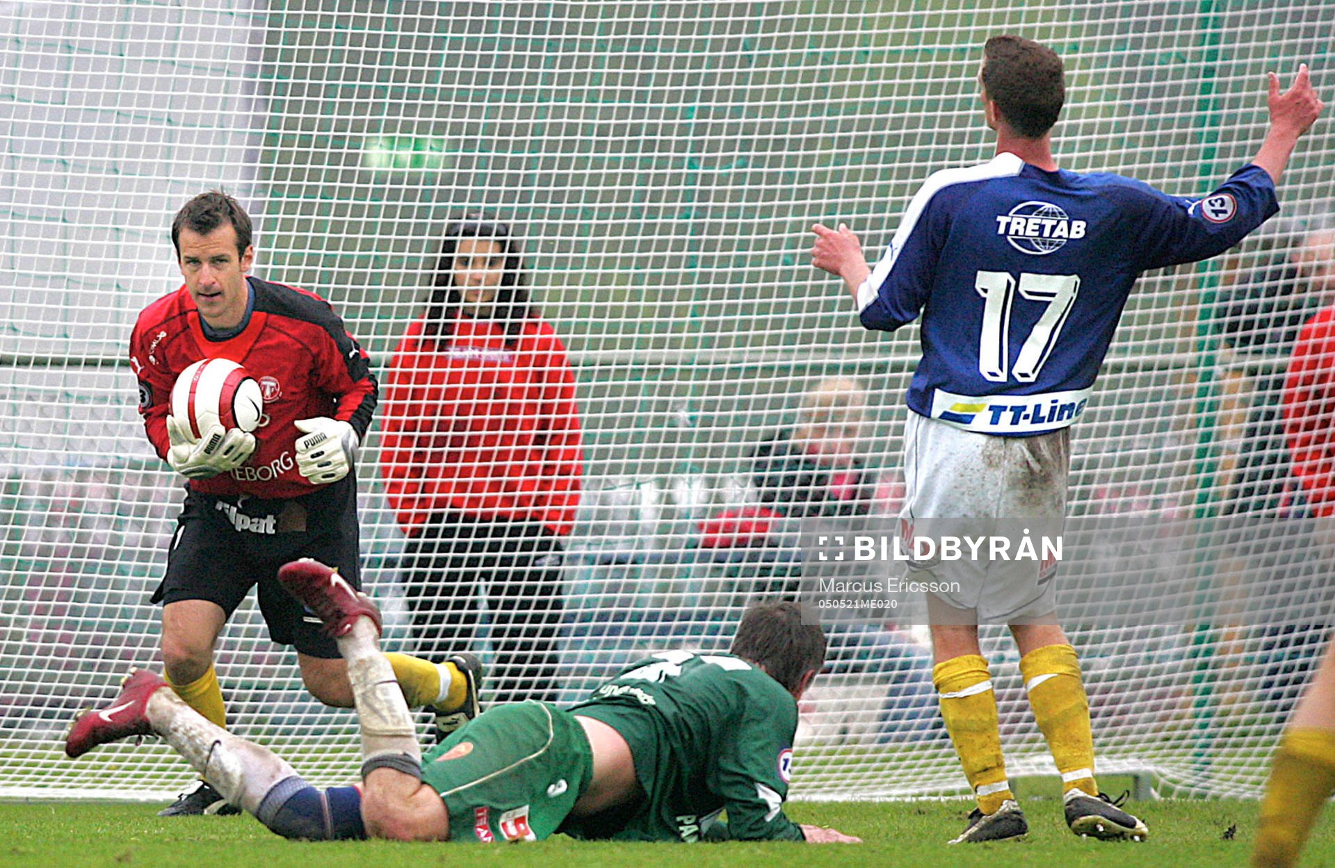 Rickard Rickardsson, målvakt Trelleborg tar hand om bollen