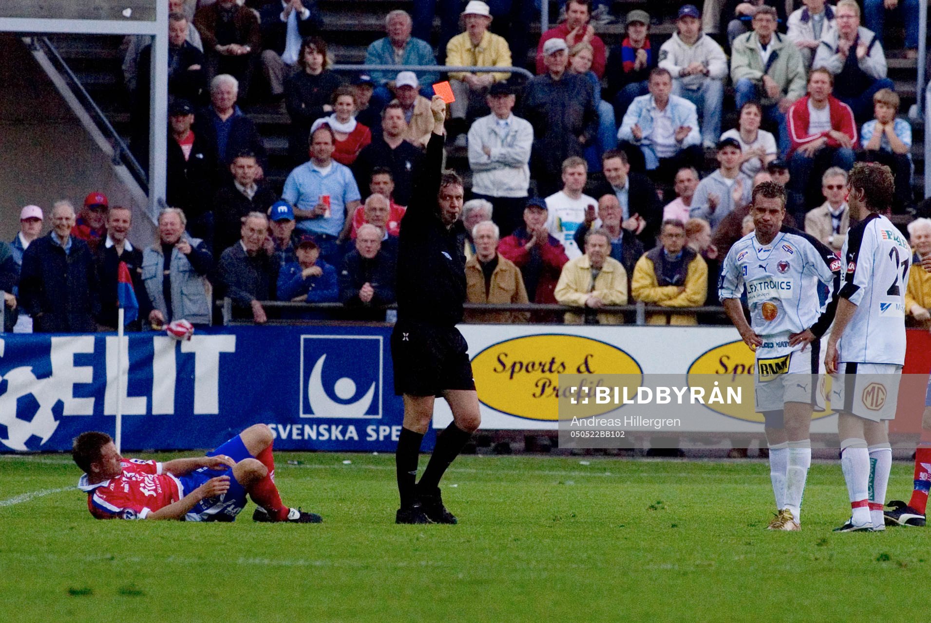 Domare Åke Andersson delar ut ett rött kort till Fábio