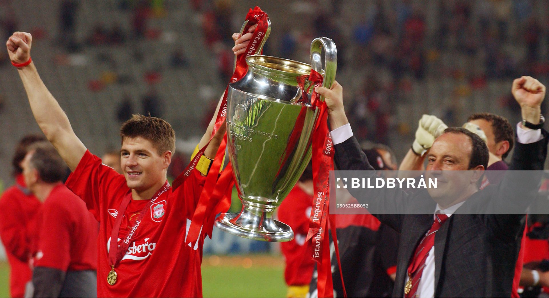 Gerrard och Benitez håller upp pokalen. Pokal, jubel,