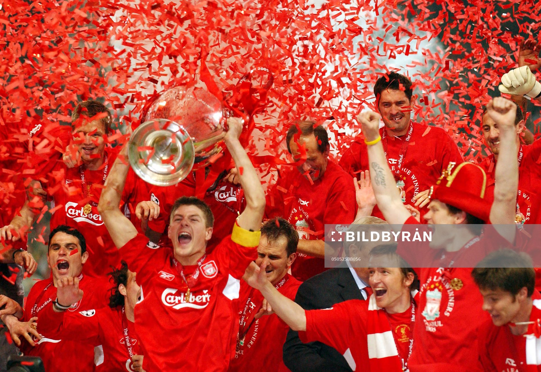 Liverpool firar segern. Jubel, pokal, konfetti