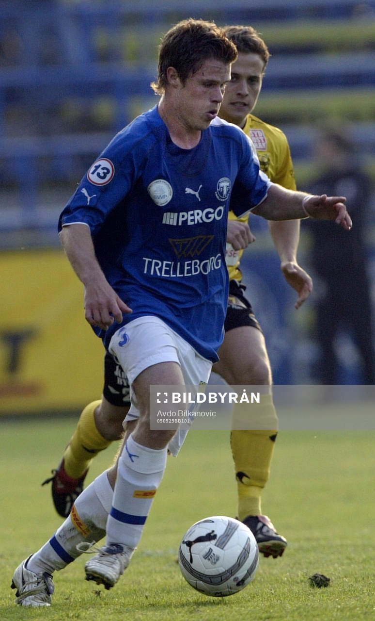 Fotboll, Superettan, Trelleborg - Mjällby: 2 målskytten Dennis Melander (TFF) steget före Mjällbys försvar