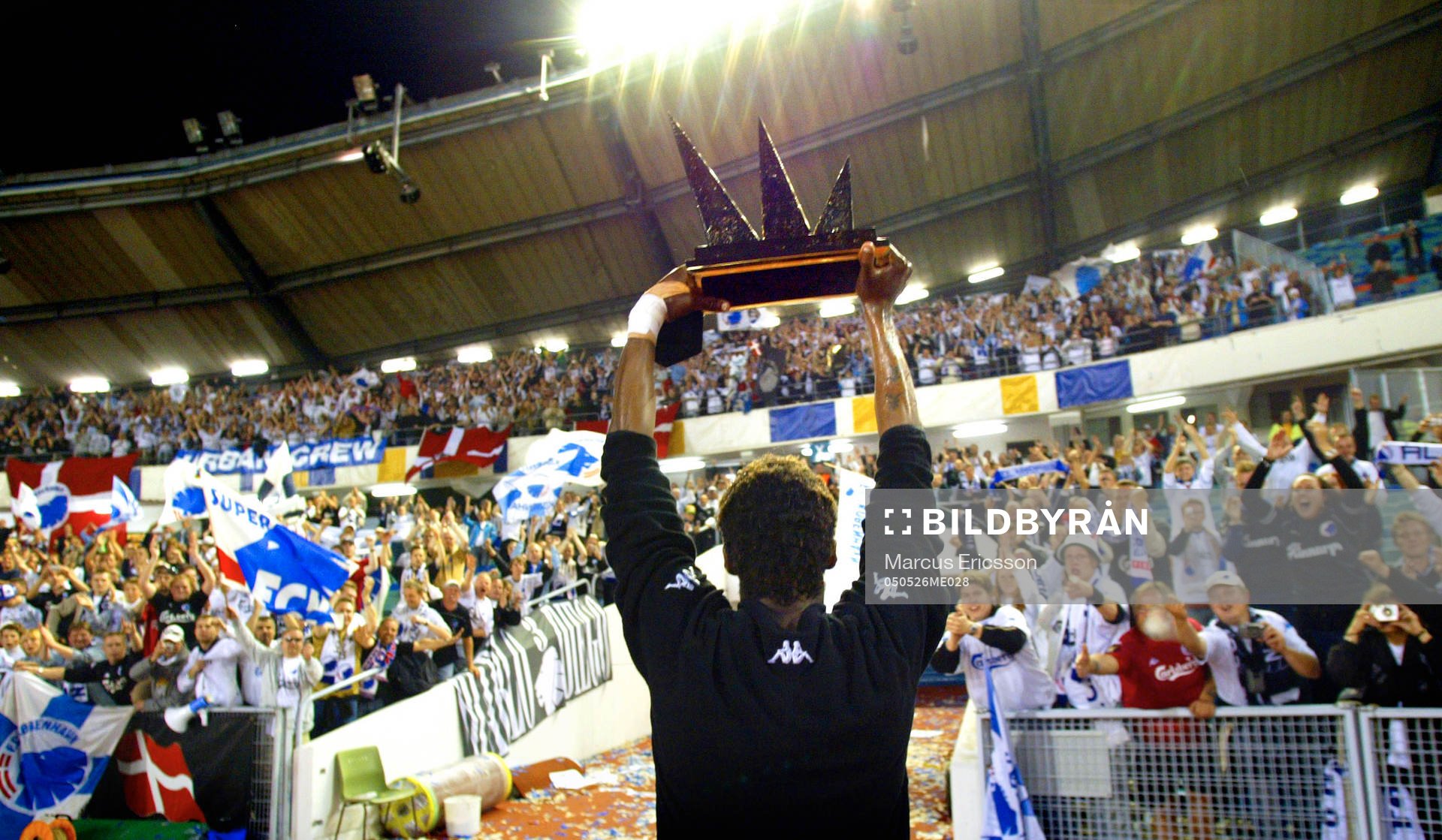 Sibusiso Zuma håller upp pokalen