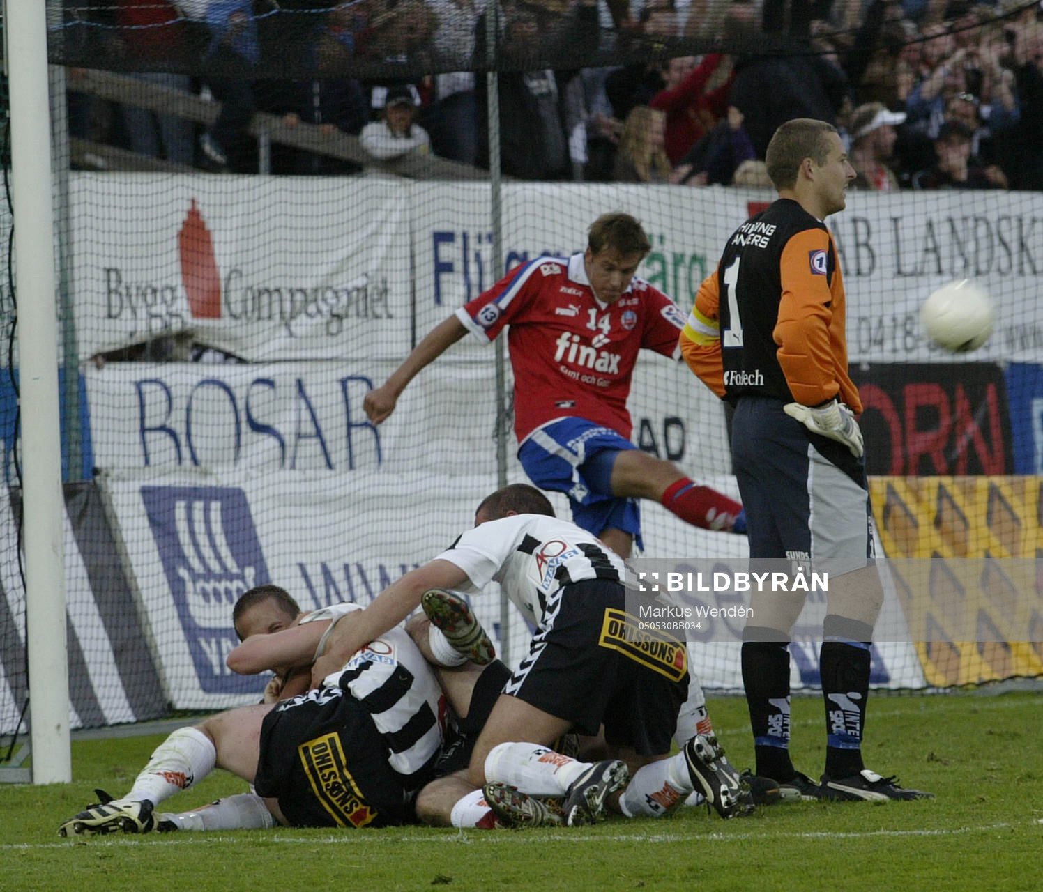  Seger glädje efter 4 - 3 målet.