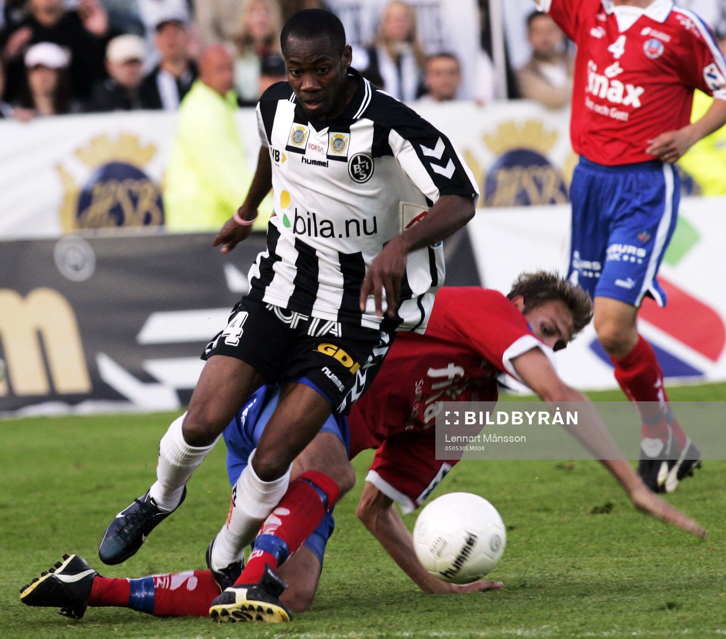 Kevin Amuneke glider ifrån Andreas Granqvist