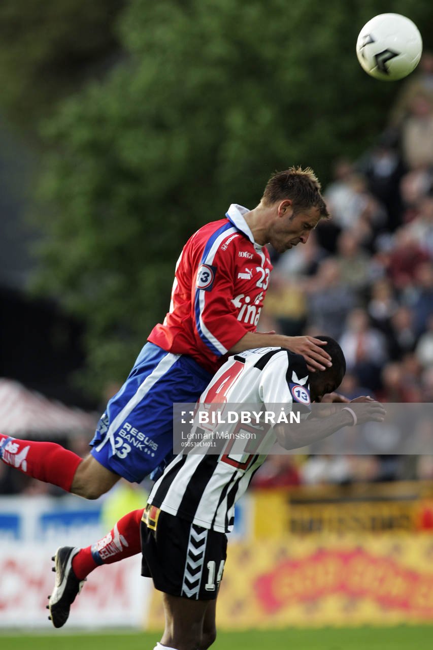 Andreas Granqvist klättrar på Kevin Amuneke
