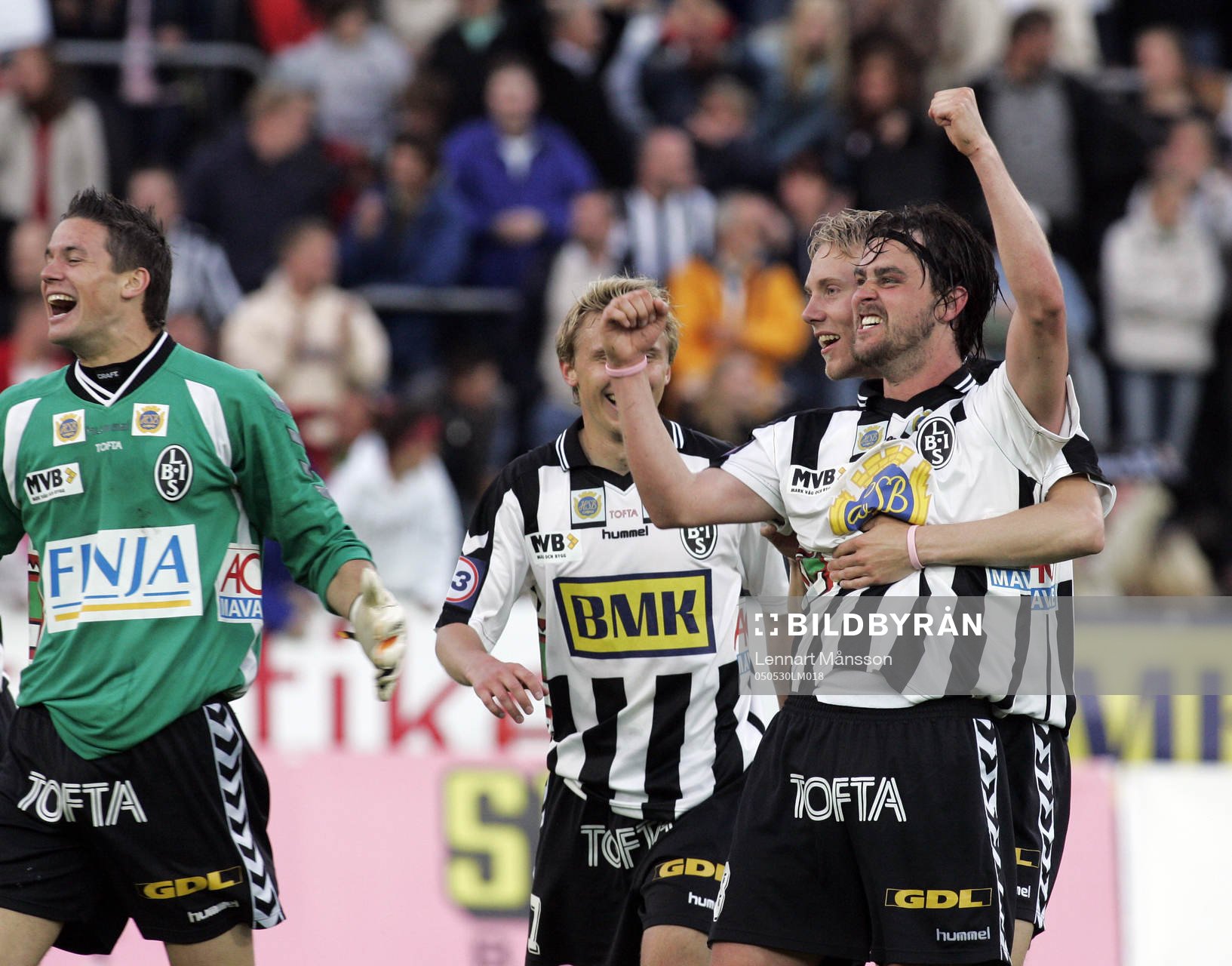  Matchhjälten Gustaf Andersson jublar ikapp med kamraterna.