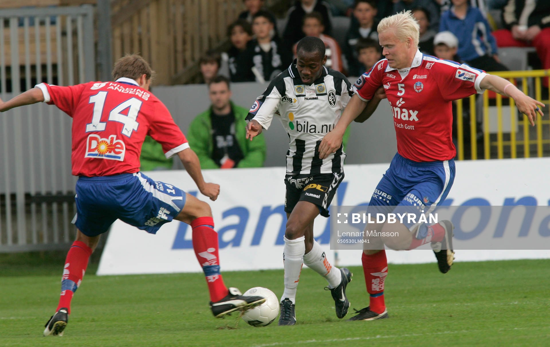 Kevin Amuneke tas omhand av HIF:s mittbackar, Andreas