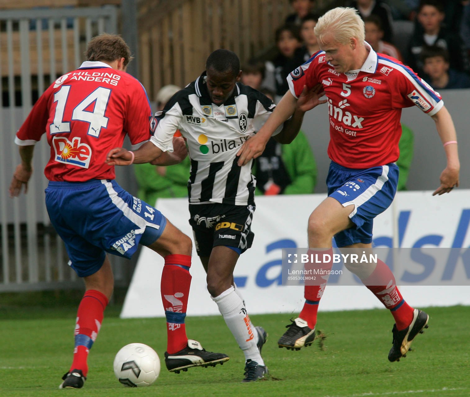 Kevin Amuneke tas omhand av HIF:s mittbackar, Andreas