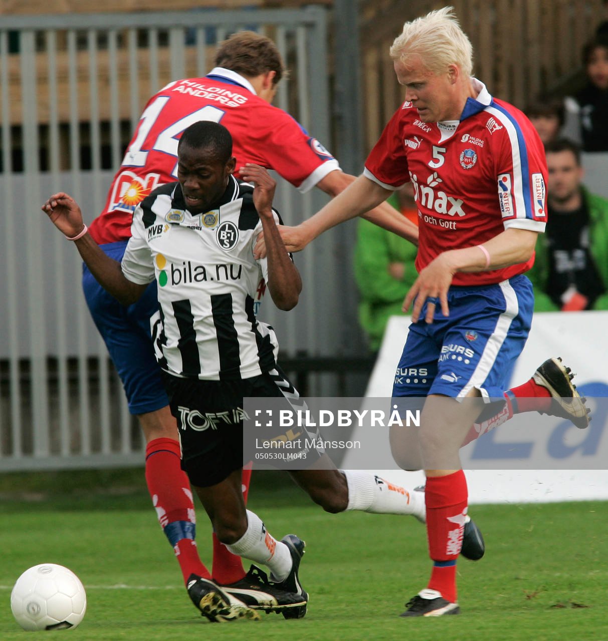 Kevin Amuneke tas omhand av HIF:s mittbackar, Andreas