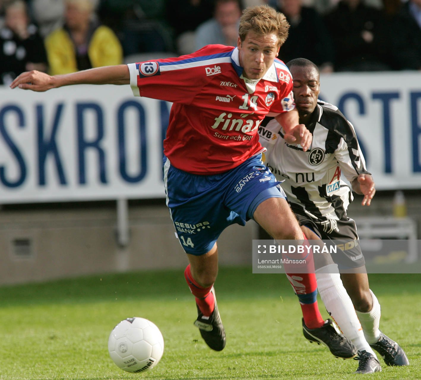 Andreas Granqvist håller unadn för Kevin Amuneke