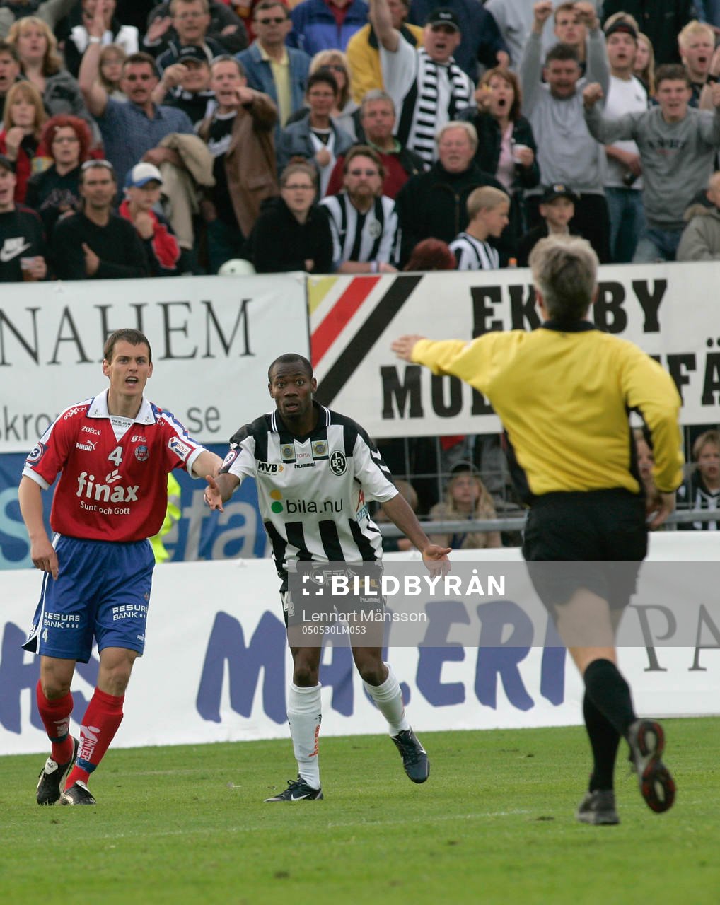 Domaren Peter Fröjdfeldt pekar mot Jakob Augustsson och