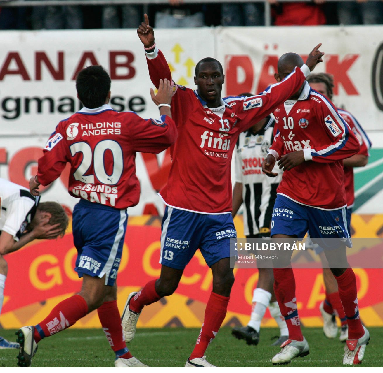 Atiba Hutchinson har gjort mål och jublar