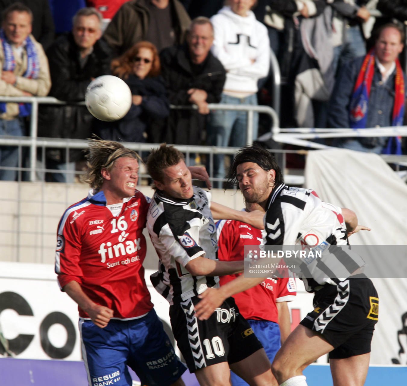  Matchhjälten Gustaf Andersson nickduellerar med Christian Järdler, Jon Jönsson hjälper till