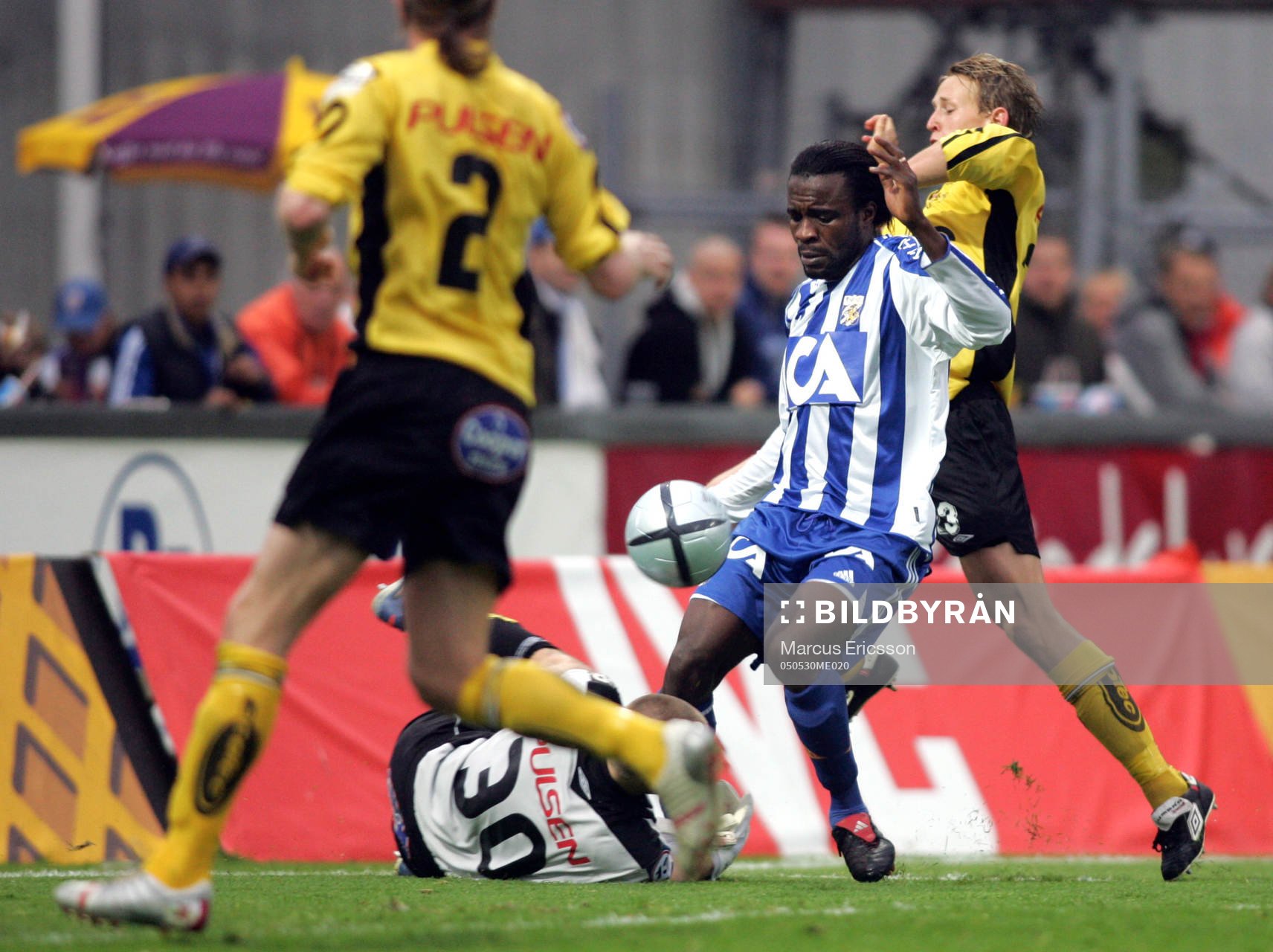 Peter Ijeh kommer igenom försvaret