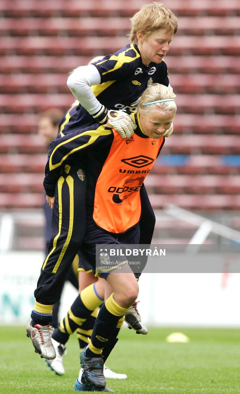 Maja Åström, målvakt och Josefine Öqvist, Sverige