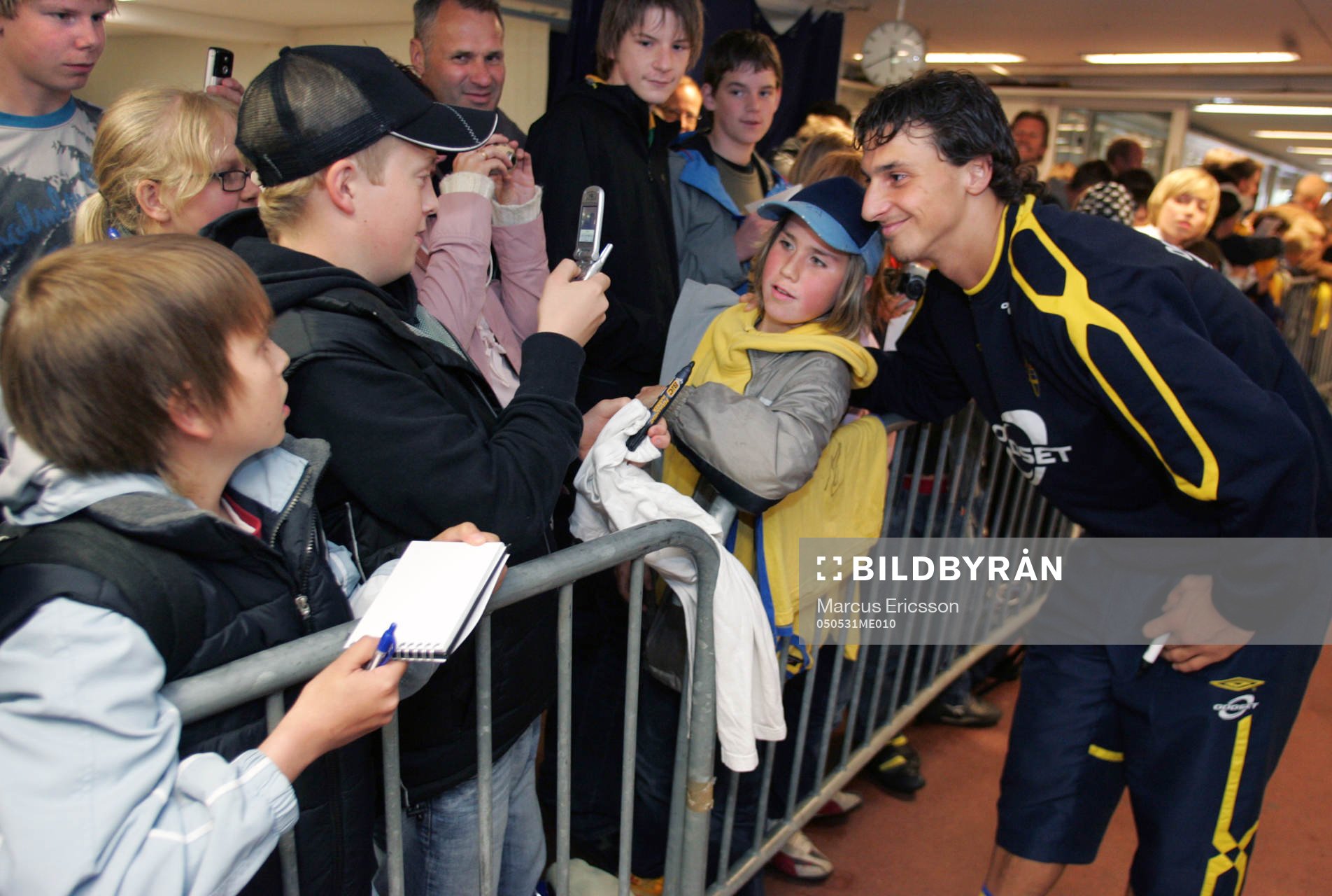Träning Zlatan Ibrahimovic skriver autografer