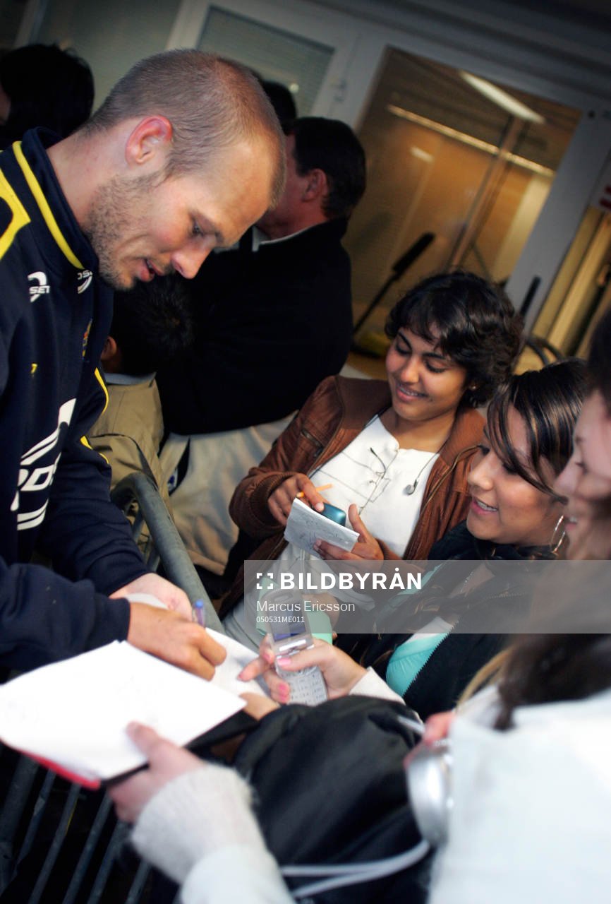 Träning Fredrik Ljungberg skriver autografer