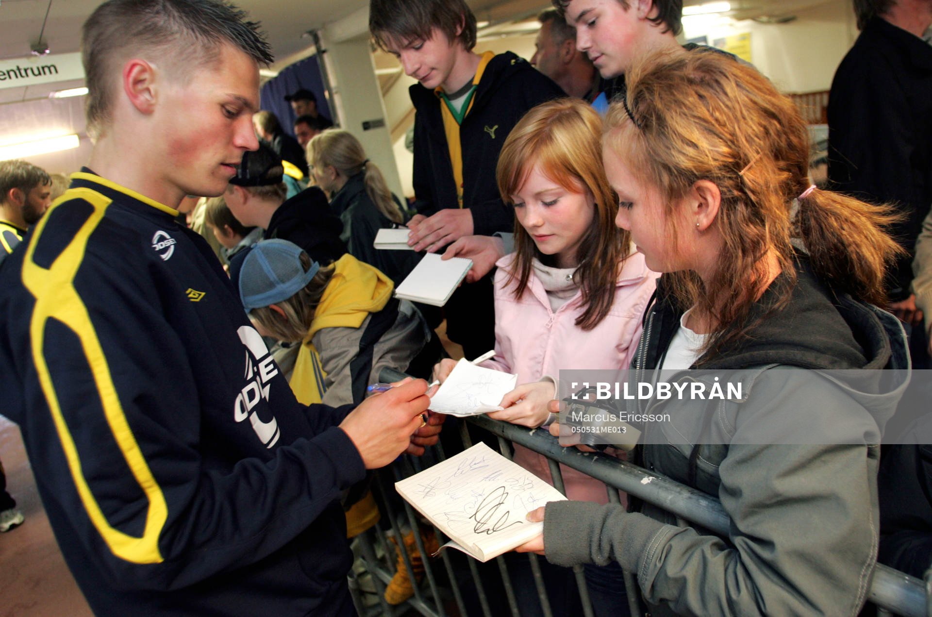 Träning Markus Rosenberg skriver autografer
