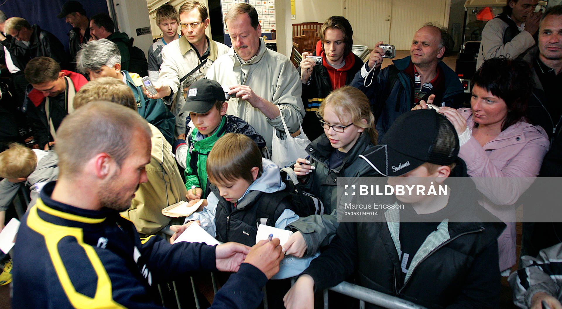 Träning Fredrik Ljungberg skriver autografer
