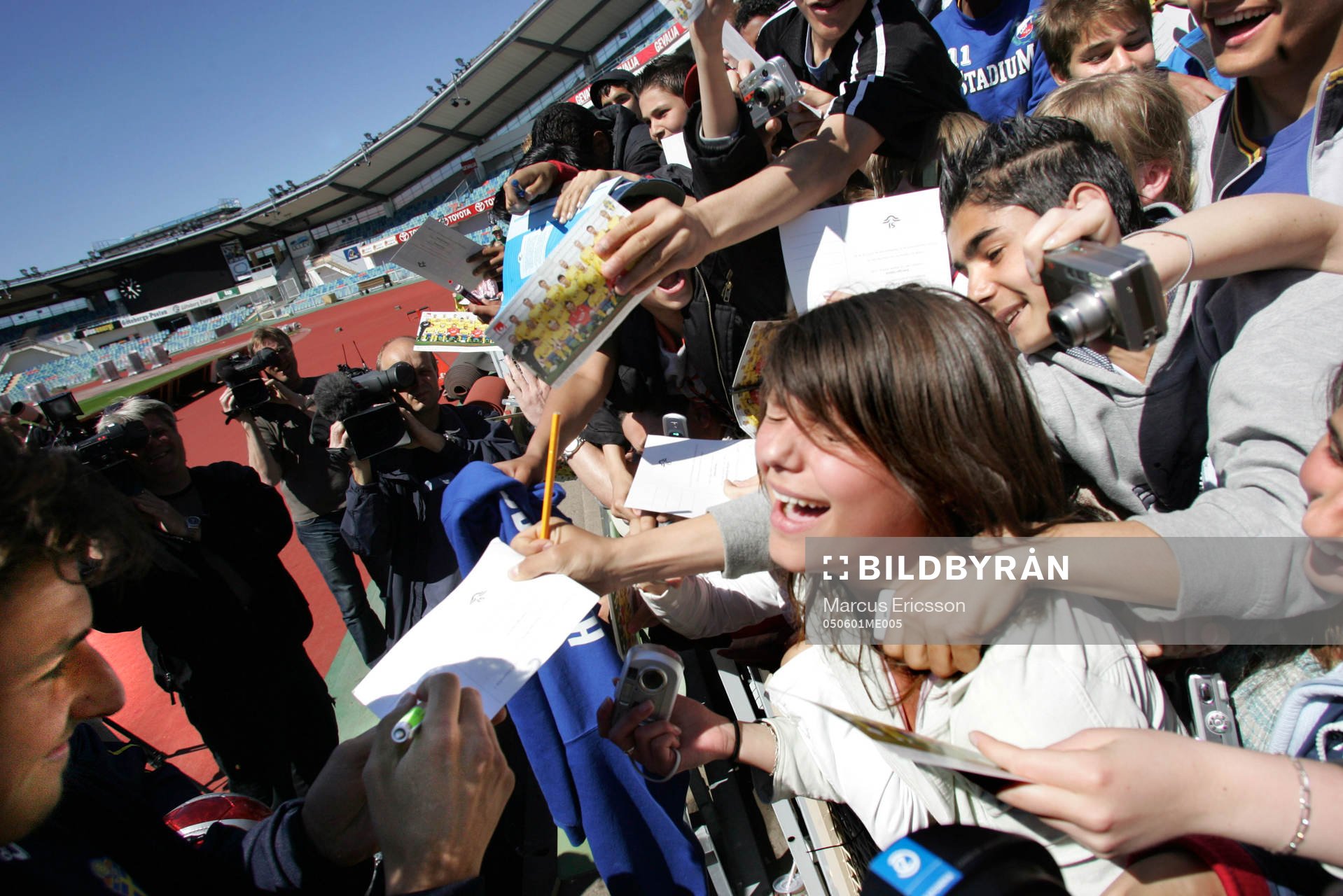 Zlatan Ibrahimovic skriver autografer
