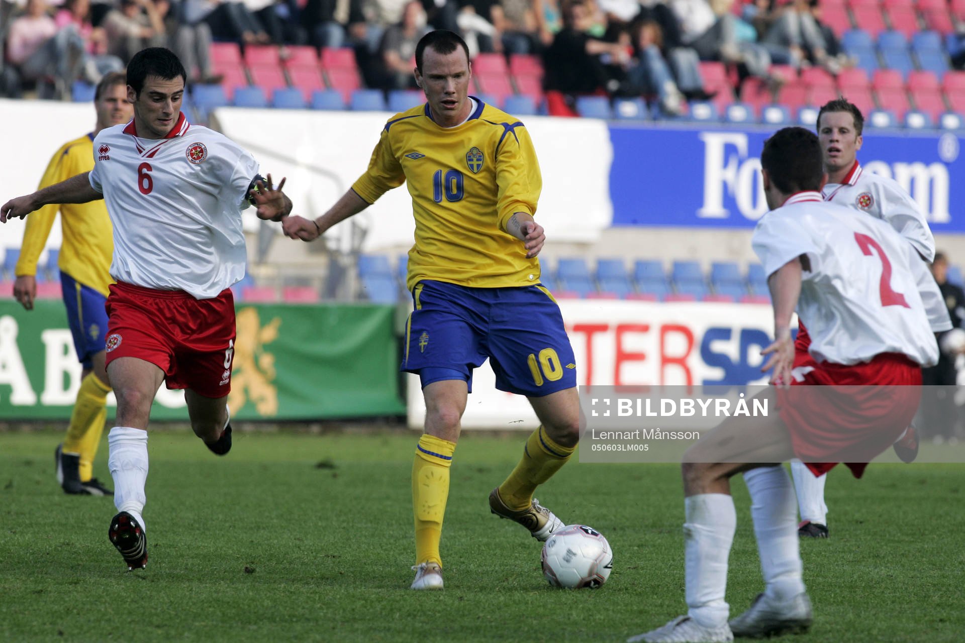 Alexander Farnerud, som gjorde 2-0, fintar tre malteser