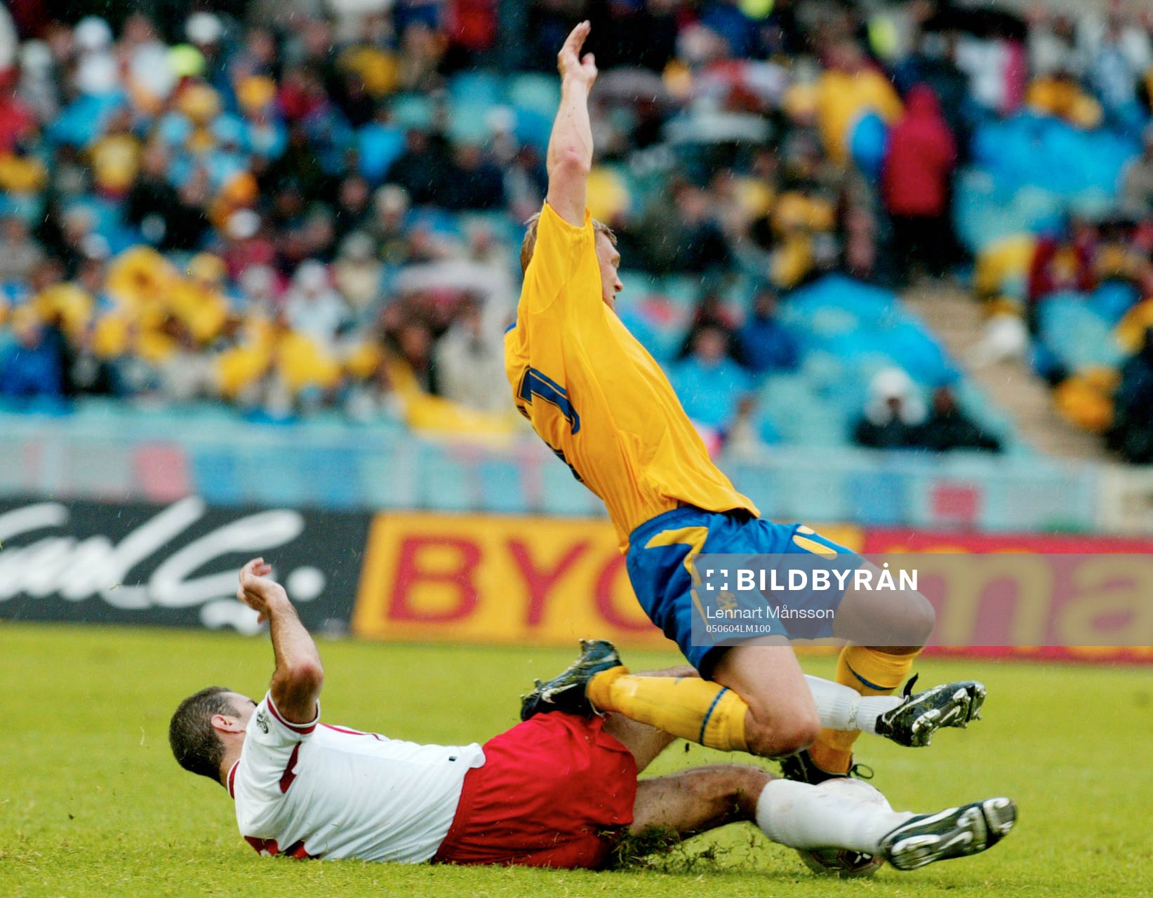 Glidtackling. Marcus Allbäck