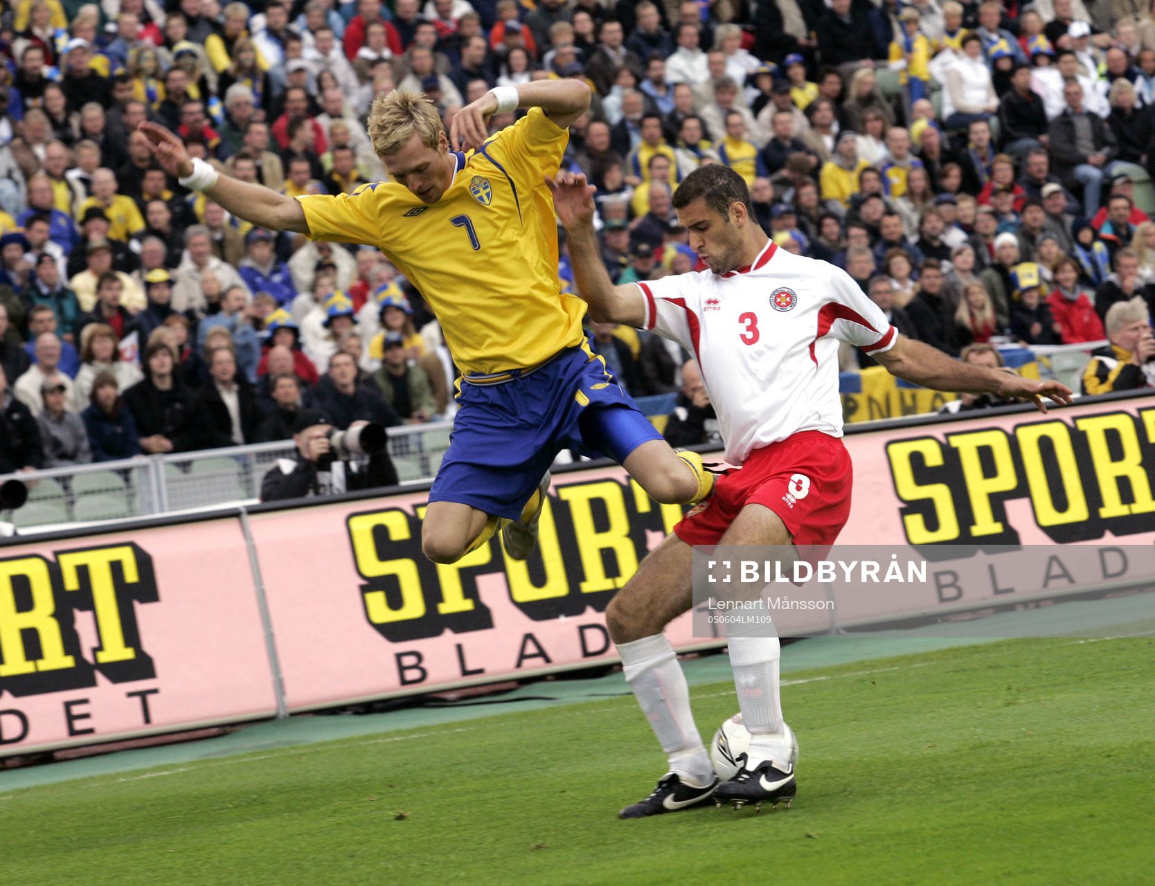  Christian Wilhelmsson flyger förbi Adrian Pulis, men glömmer bollen.