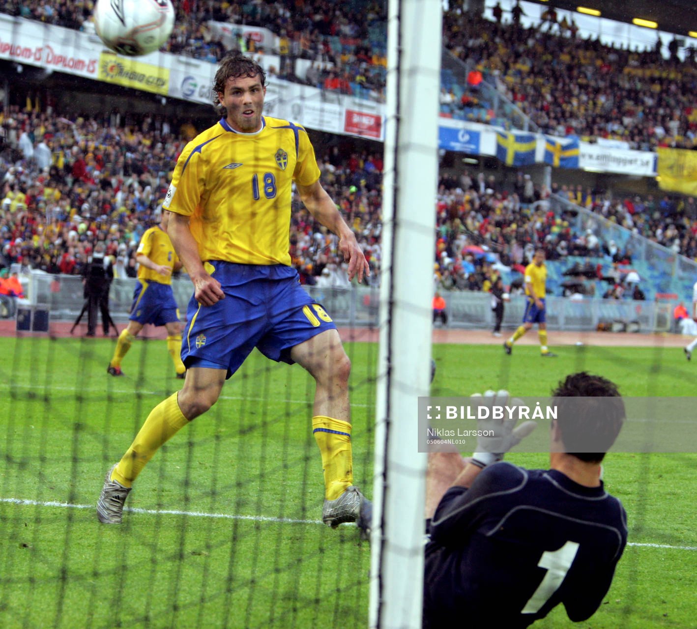 Johan Elmander, Sverige skjuter precis utanför