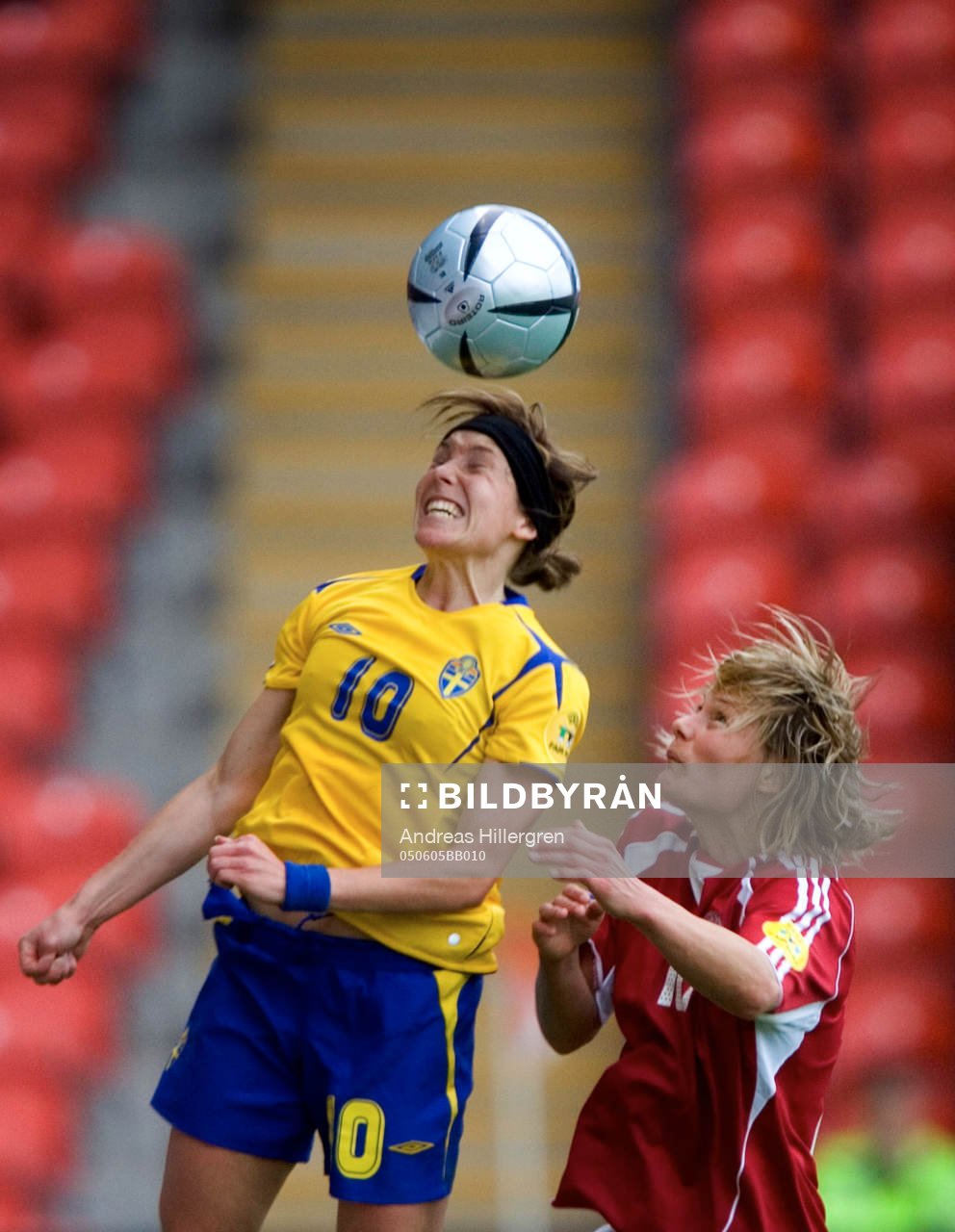 Sverige - Danmark: Hanna Ljungberg vinner nickduell mot