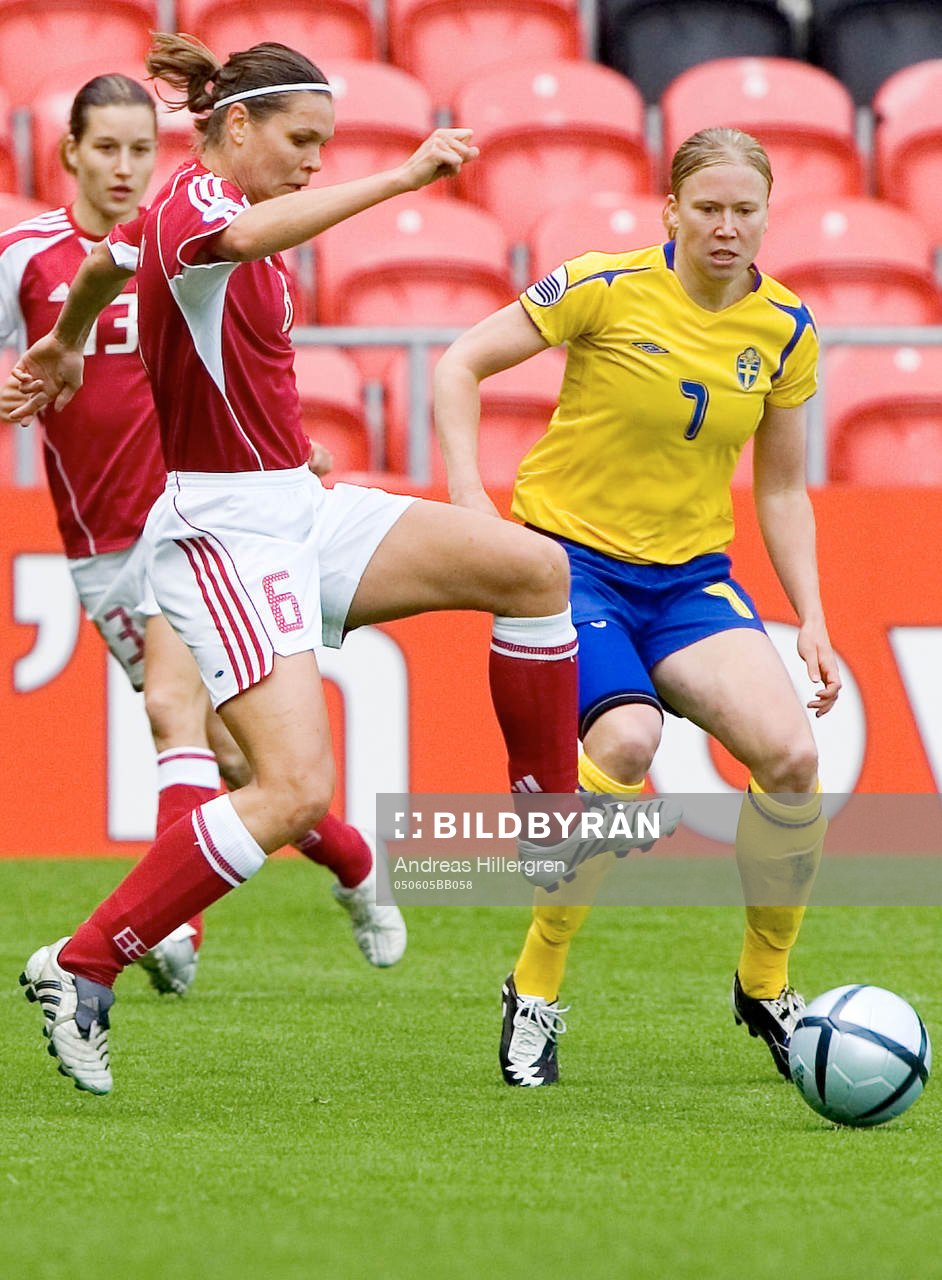 Sverige - Danmark. Sara Larsson, Sverige och Louise Hansen,