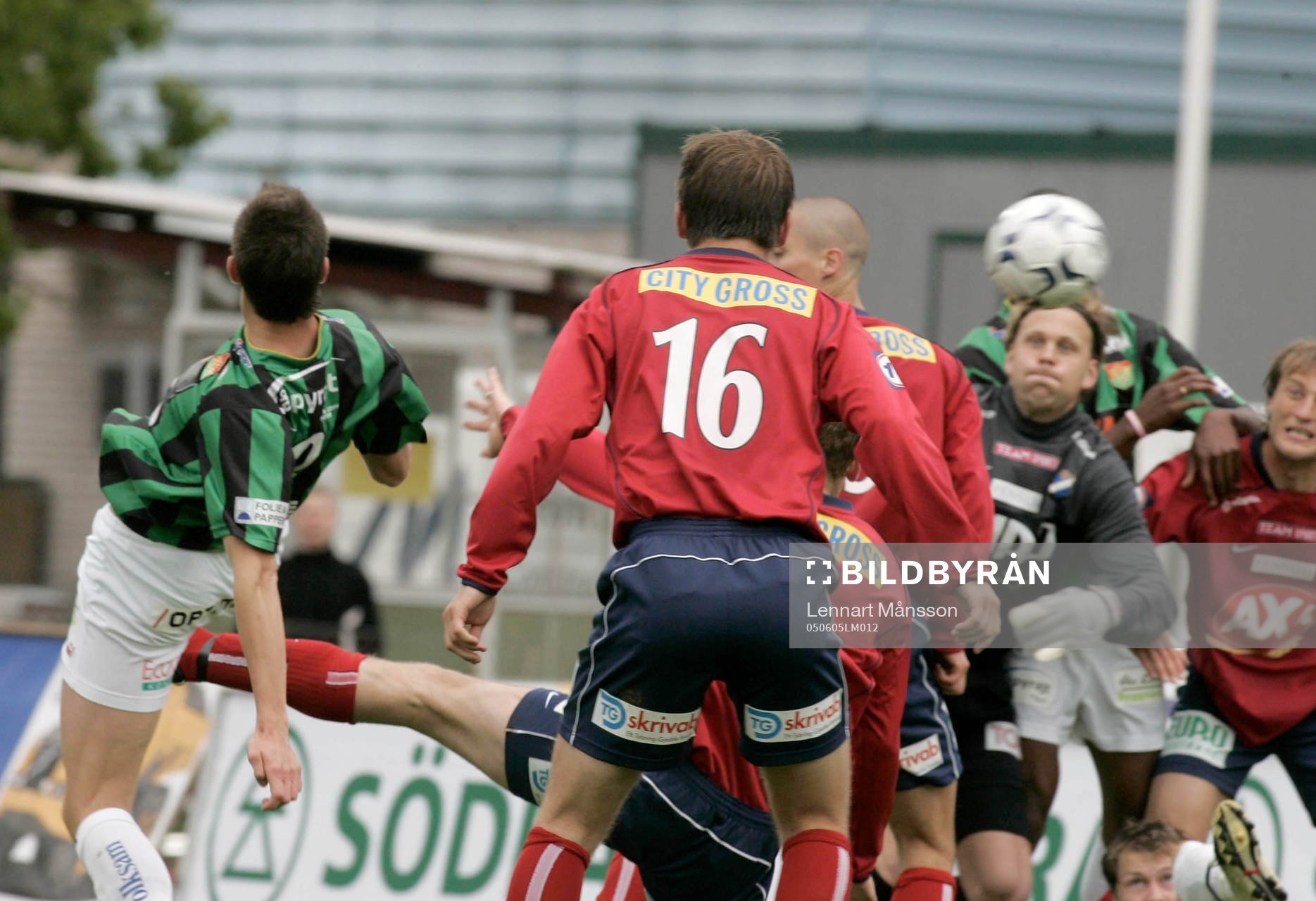  0-1 på första hörnan, nr.3  Andreas Tobiasson får in bollen förbi tio spelare bollen passerar just  Björn Stringheim, målvakt, som missbedömt situationen..