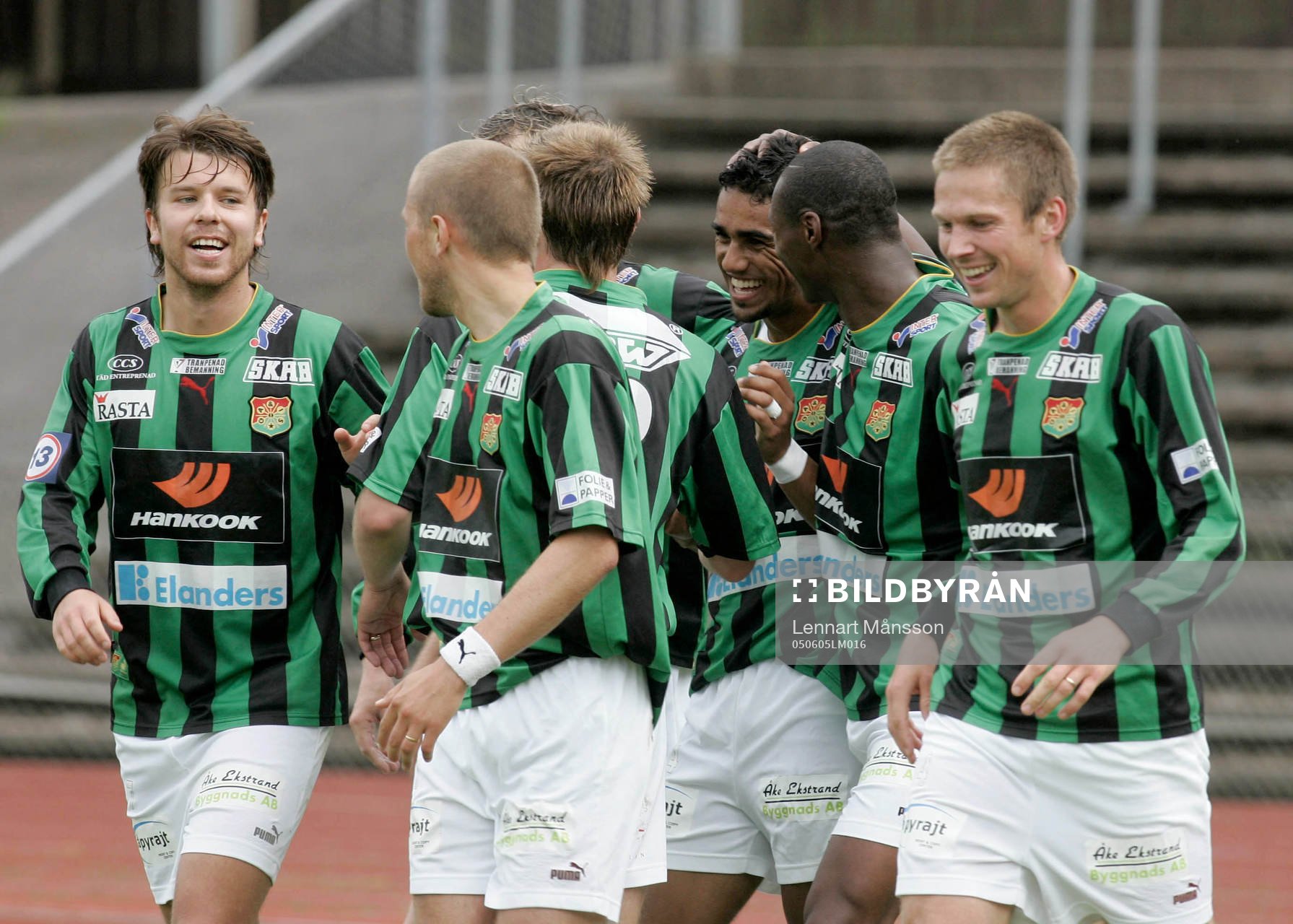 0-2, hjälten nr.24 i mitten grattas och hela GAIS jublar.