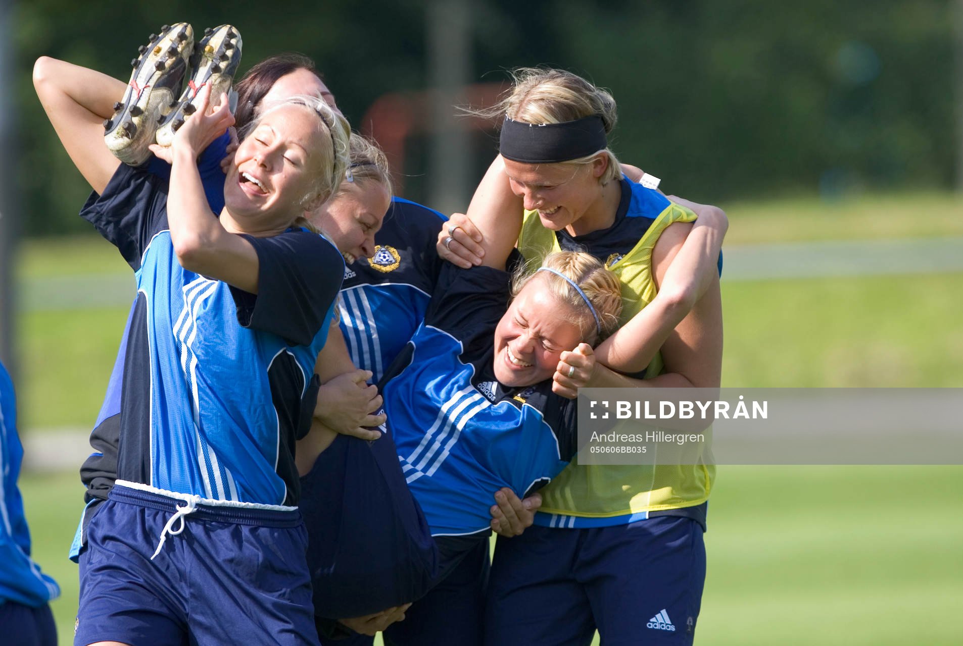 Fotboll, Dam, EM, Landslag, Finland, lagkompisarna bär