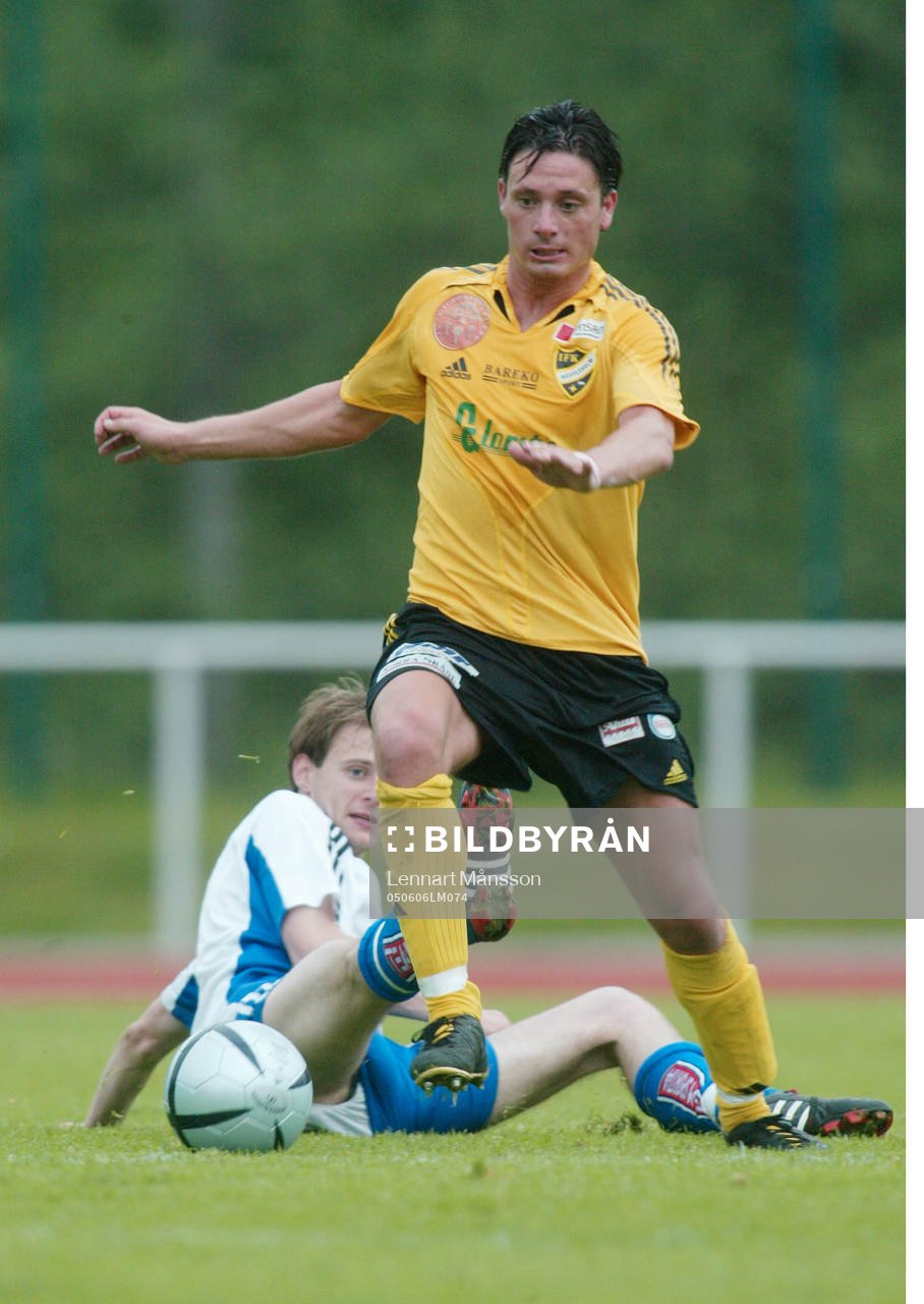  Daniel De Stefano, IFK Hässleholm, har dribblat av en Värnamo-spelare.