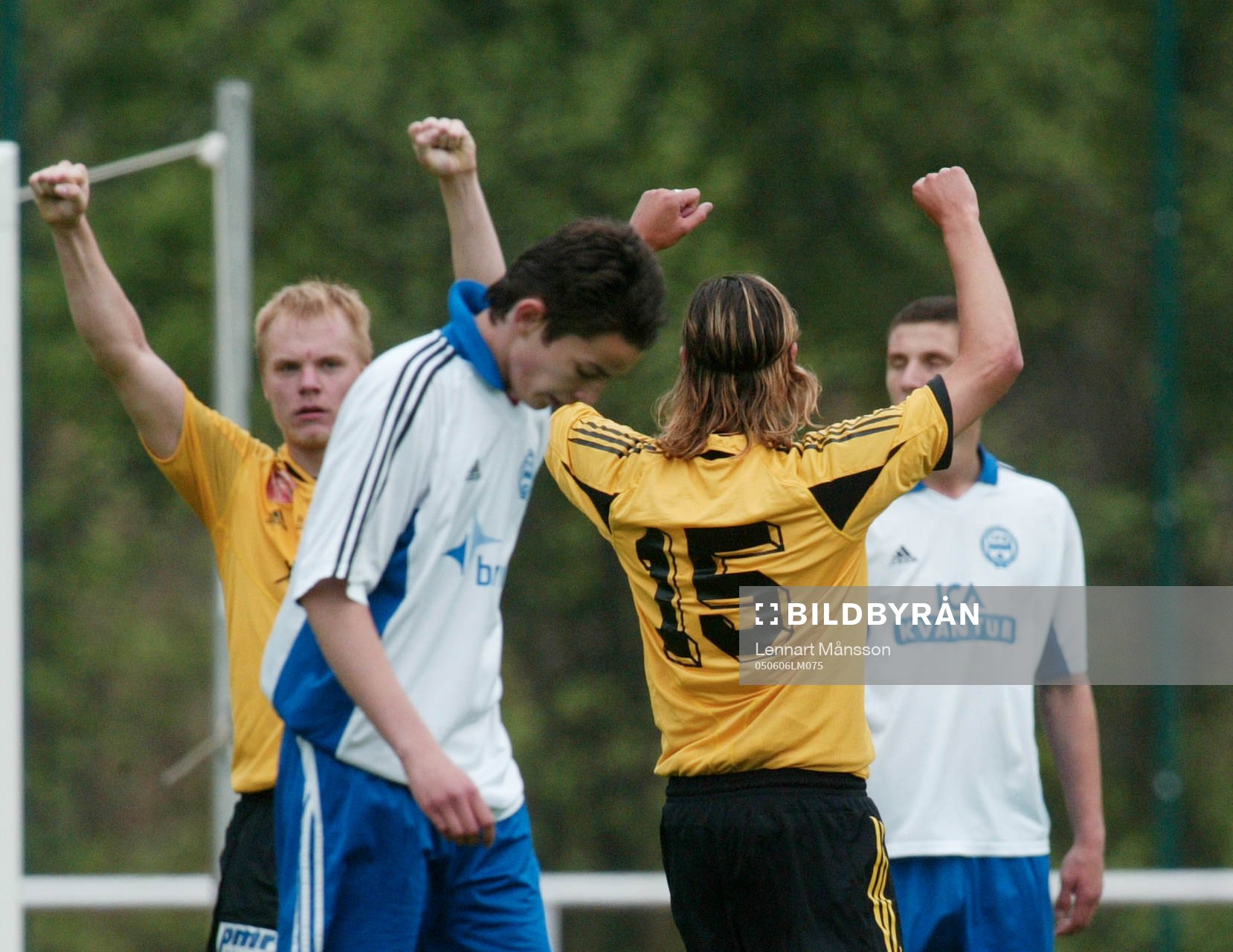  Niclas Fisher har gjort 0-1 och grattas av Peter Eriksson.