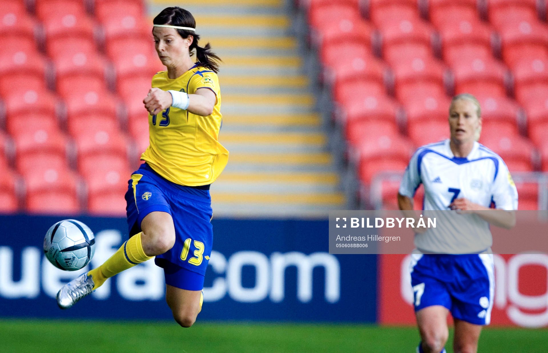 Lotta Schelin, Sverige, klackar framför Anna Mäkinen,