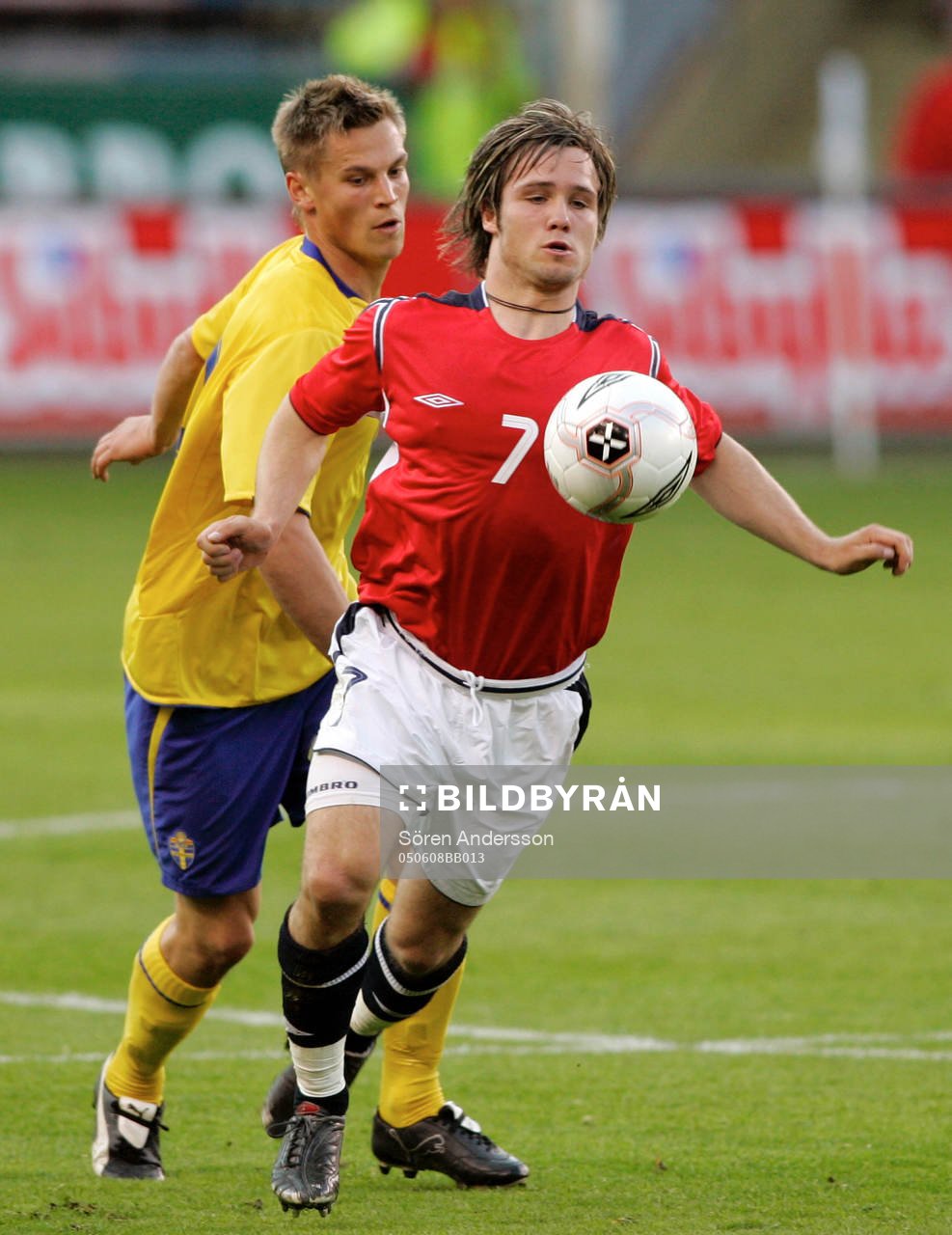 Fotboll, Sverige - Norge: Markus Rosenberg, Sverige och Kristofer Haestad, Norge.