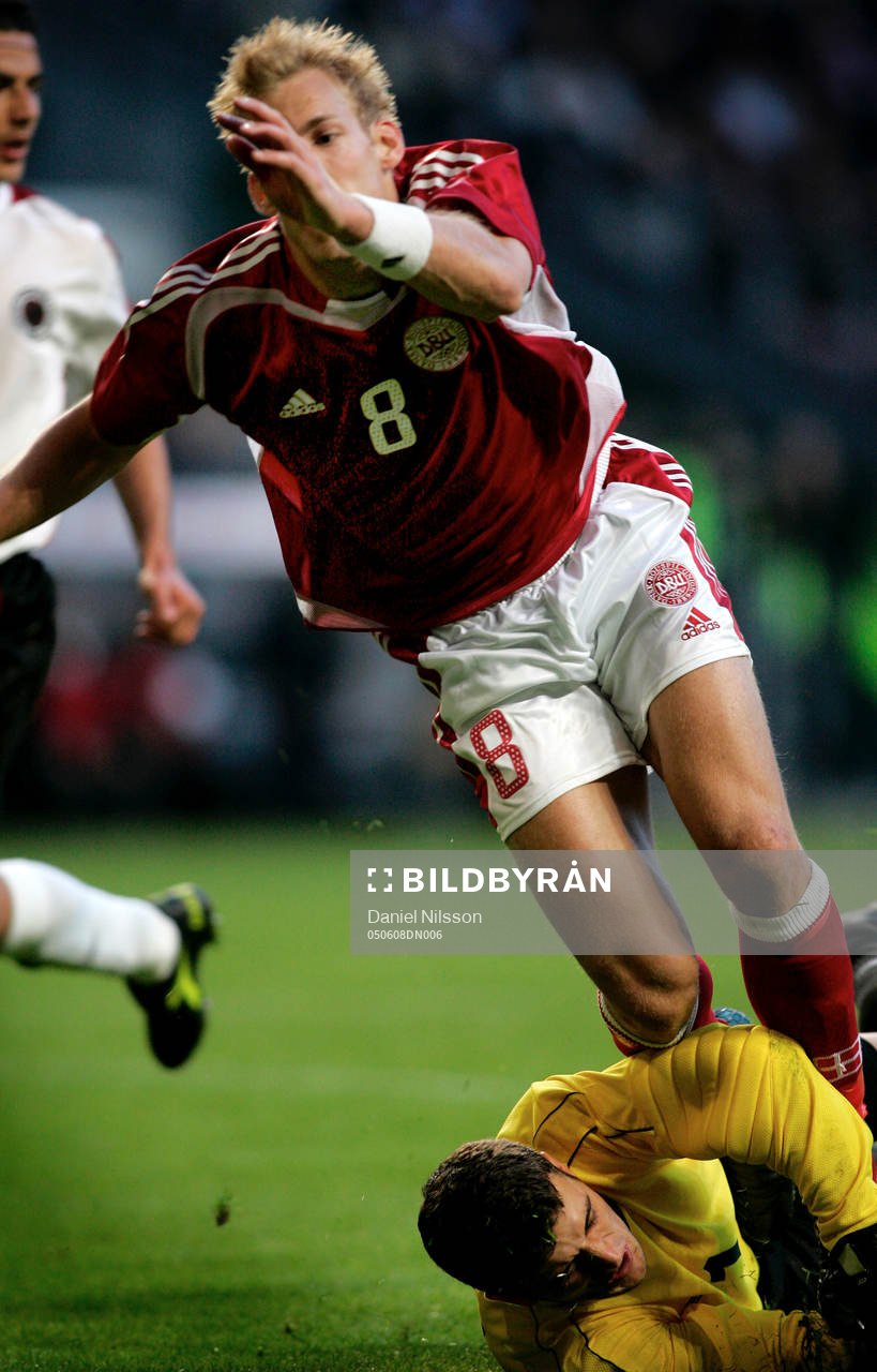 Fotboll, VM-kval, Danmark - Albanien: Sören Larsen, Danmark och Ilion Lika, (målvakt) Albanien.