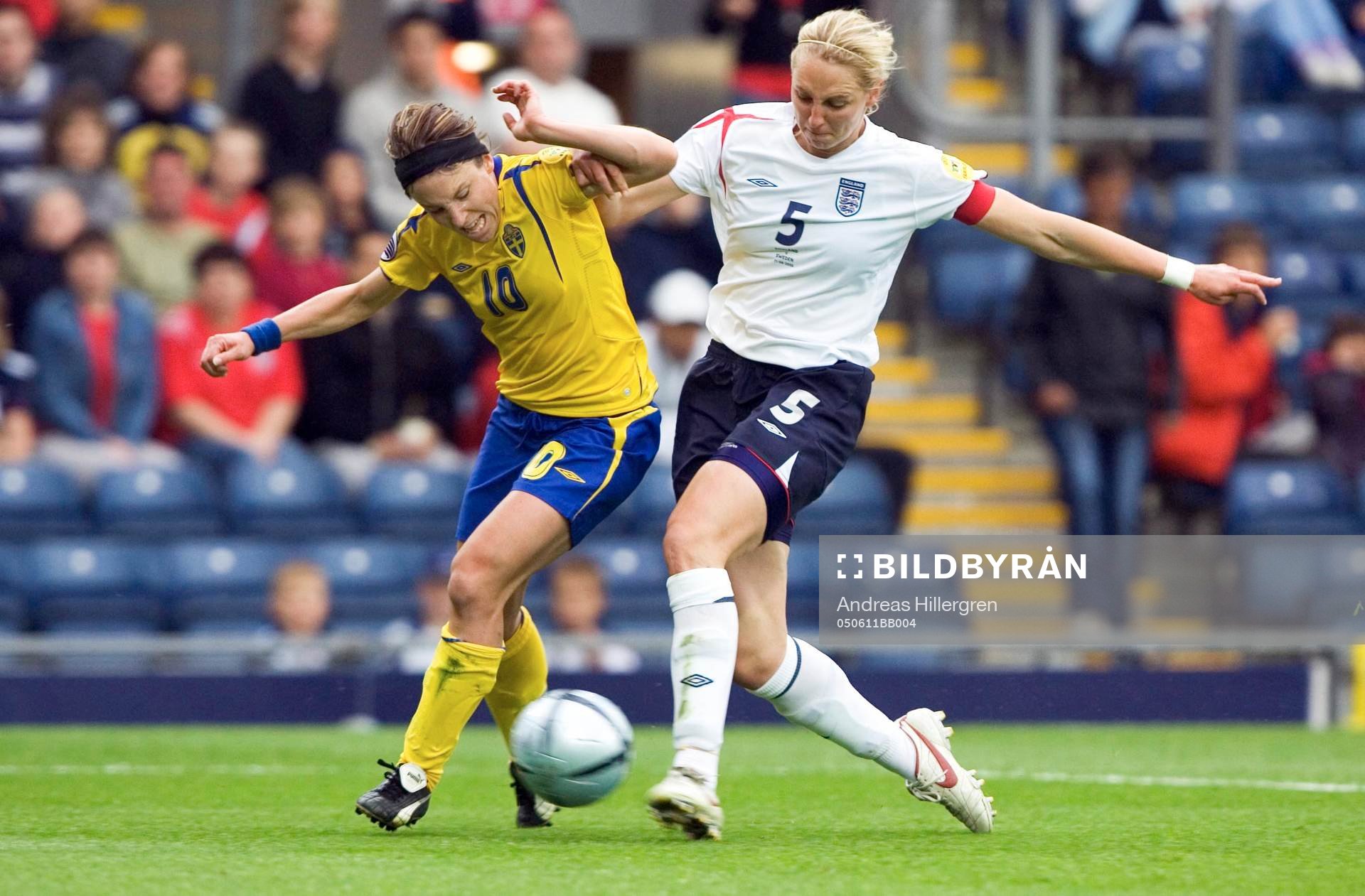 Hanna Ljungberg trycks iväg av Faye  White