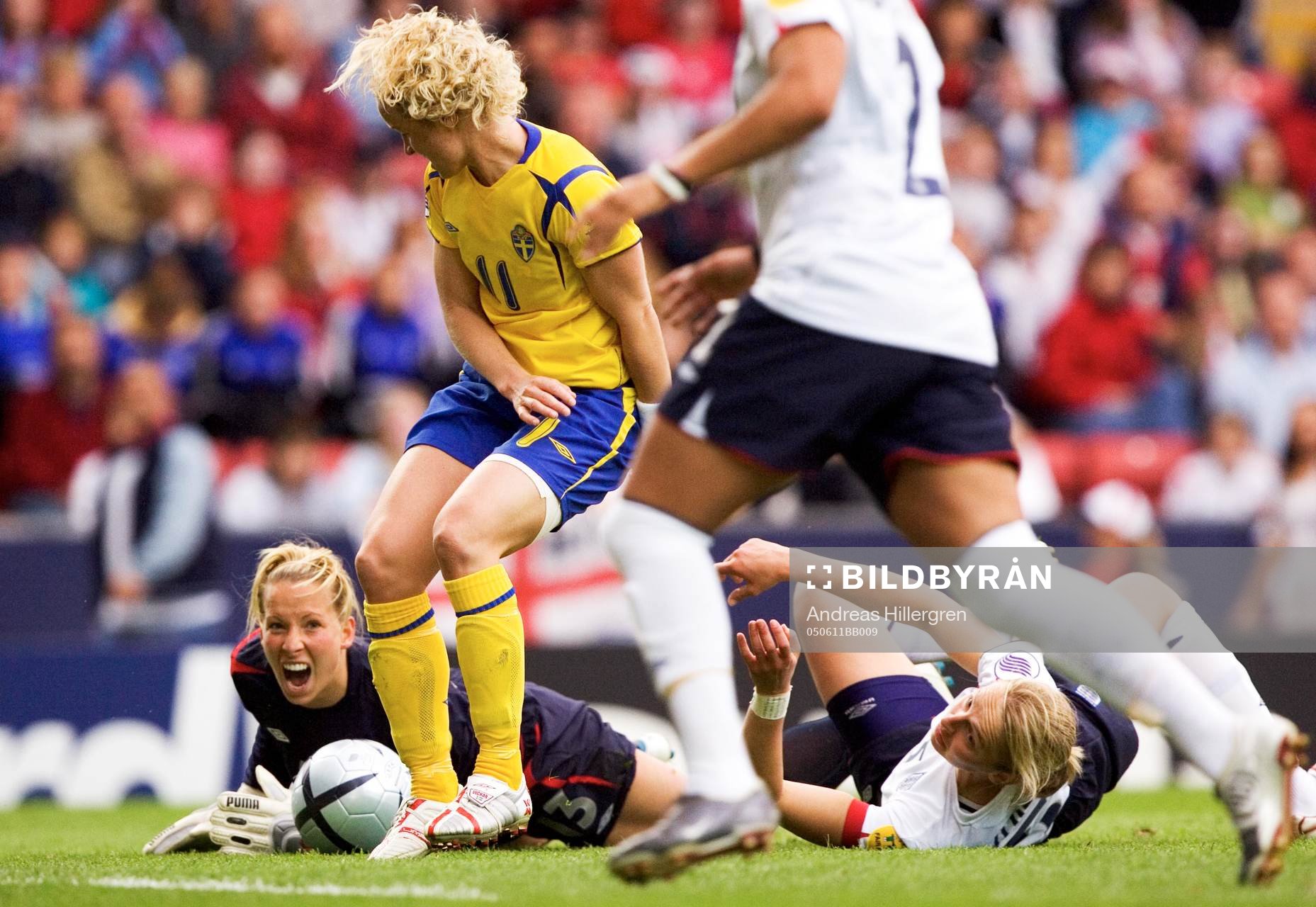 Englands Rachel Brown och Faye White, golvade av Victoria